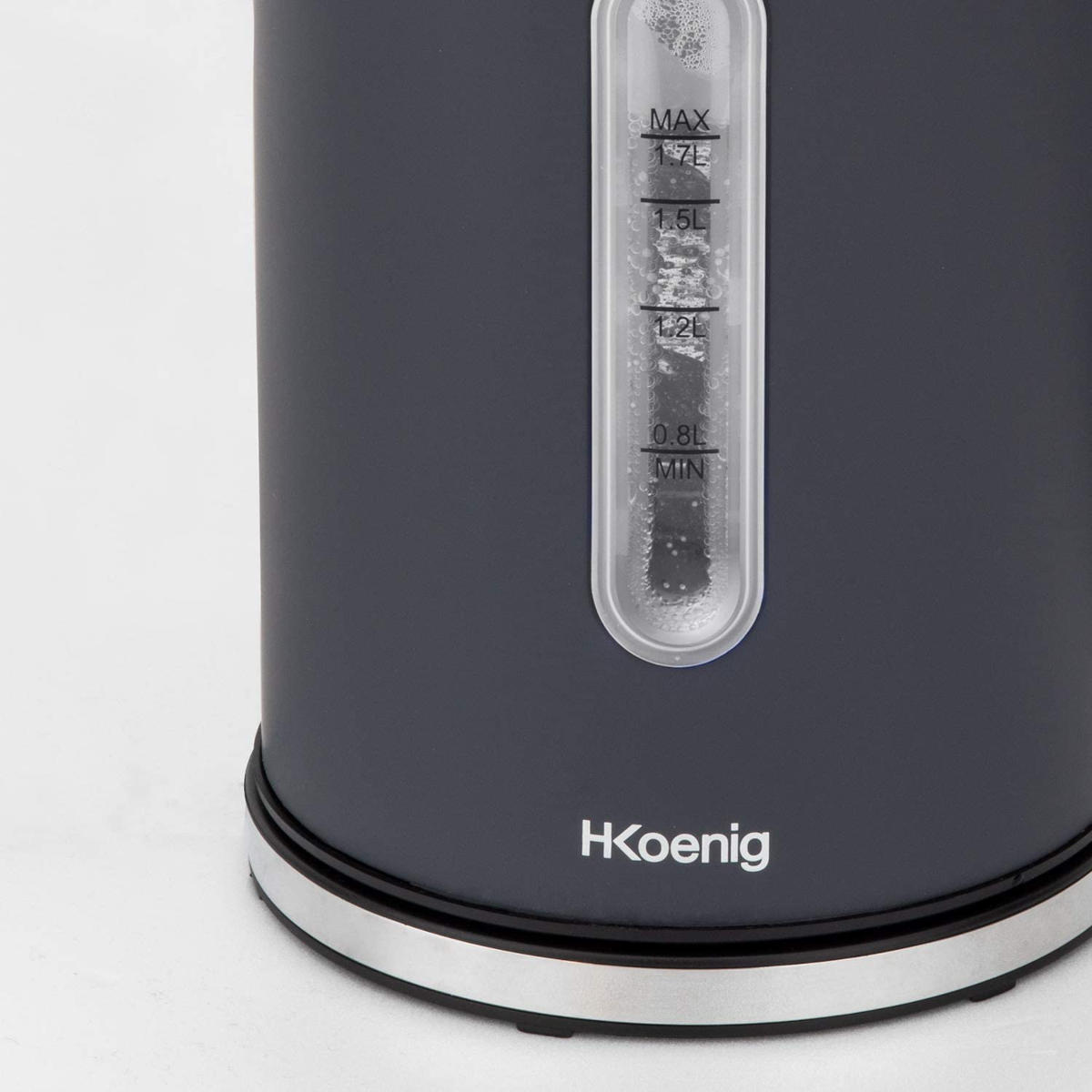 Close-up van een donkergrijze waterkoker met een waterpeilindicator. De merknaam is HKoenig.
