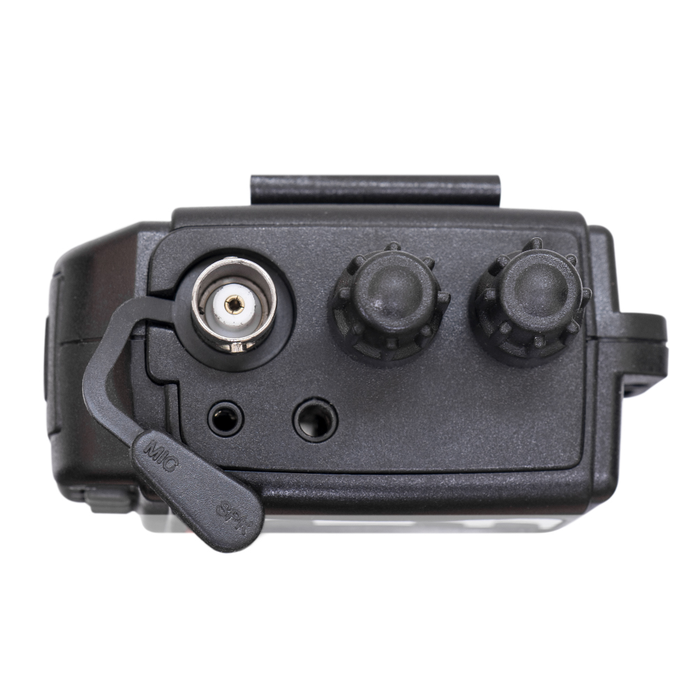 Schwarzes Walkie-Talkie von oben. Hat Knöpfe und einen Anschluss für ein Mikrofon.