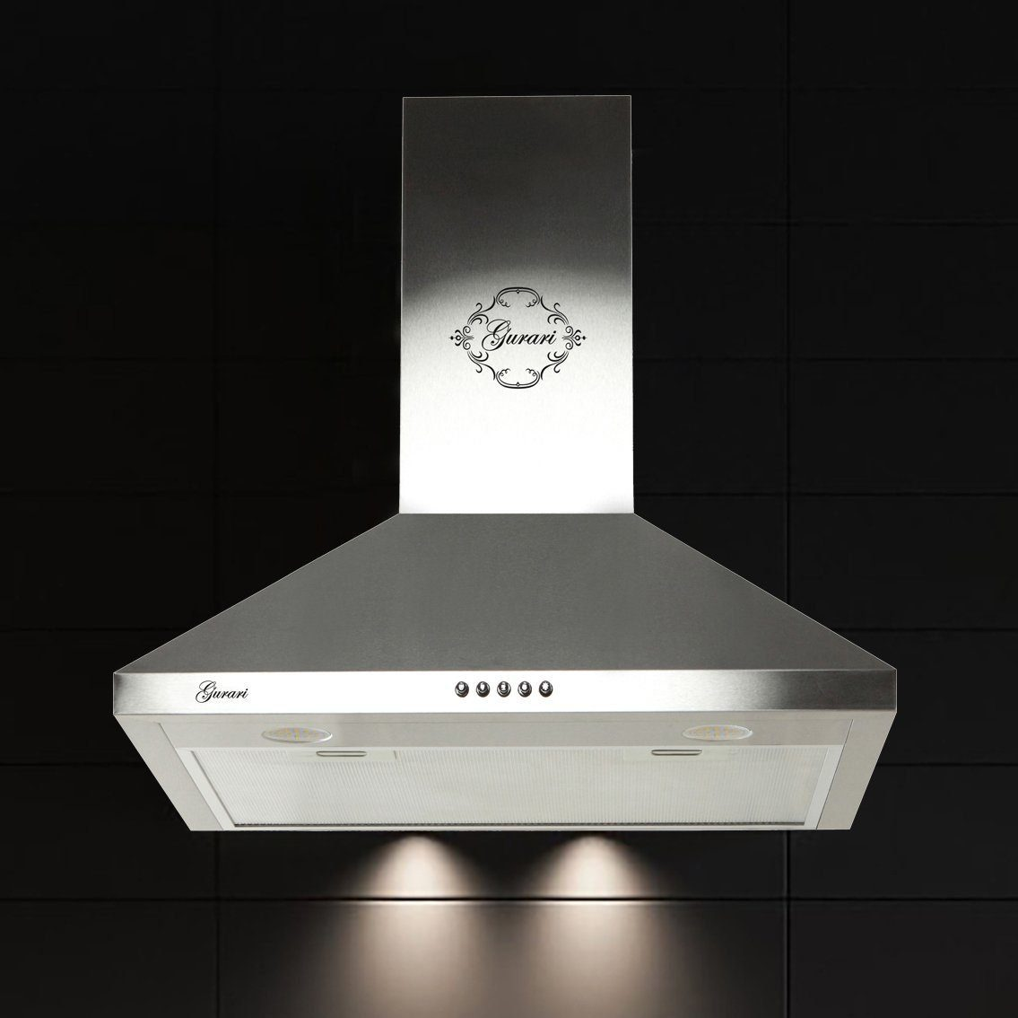 Edelstahl-Dunstabzugshaube mit Logo und Lichtern vor schwarzer Fliesenwand.