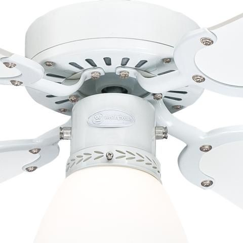 Weißer Deckenventilator mit 5 Flügeln und zentraler Leuchte, Nahaufnahme.