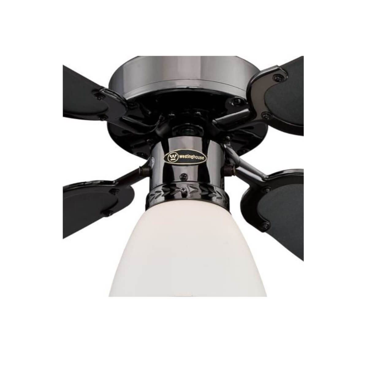 Nahaufnahme eines schwarzen Deckenventilators mit schwarzen Flügeln und einer weißen Leuchte, auf Weiß.
