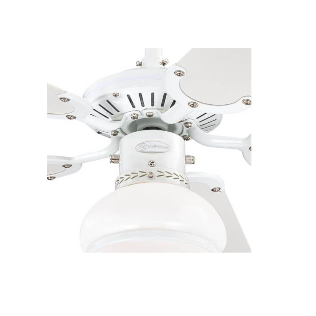Weißer Deckenventilator mit vier Flügeln und einer abgerundeten Leuchte.