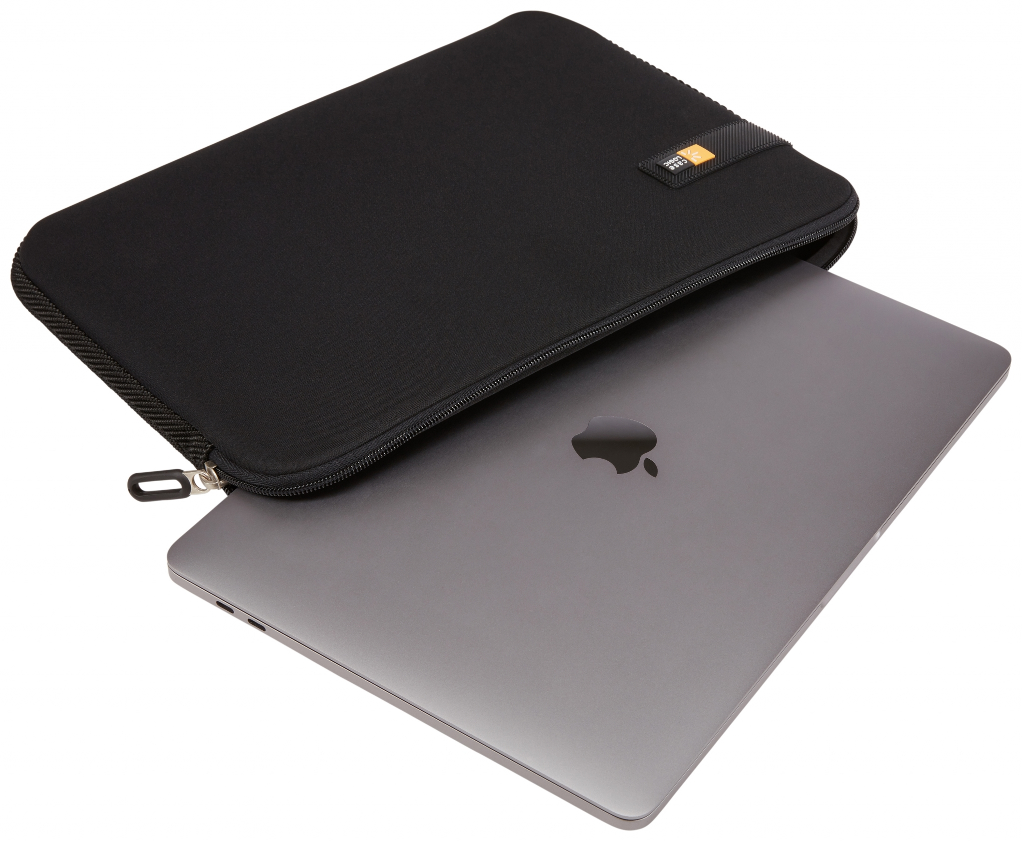 Laptop in een zwarte hoes. De laptop is grijs met een appel-logo. De hoes heeft een rits.