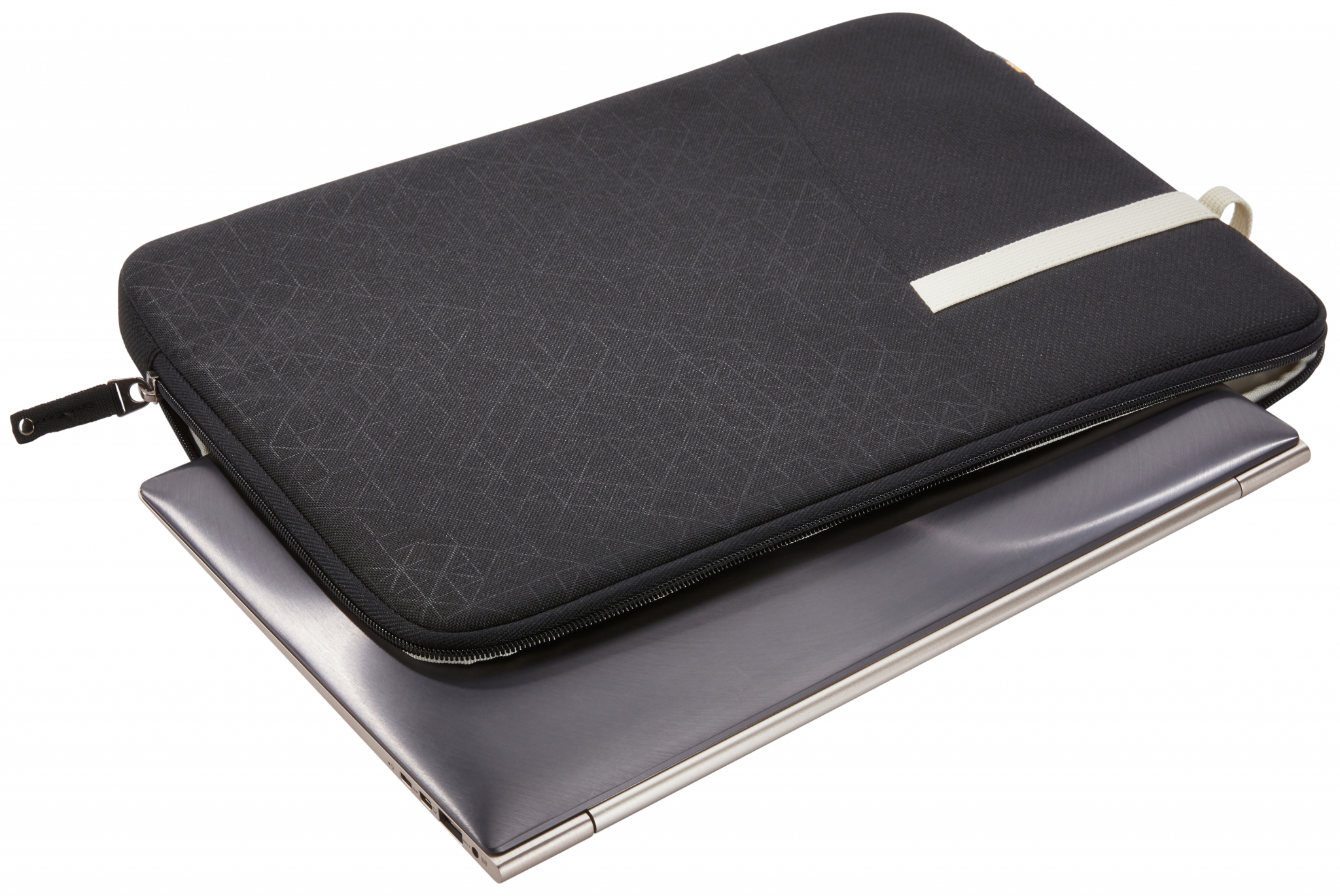 Een laptop in een zwarte hoes. De hoes is gesloten en heeft een rits.