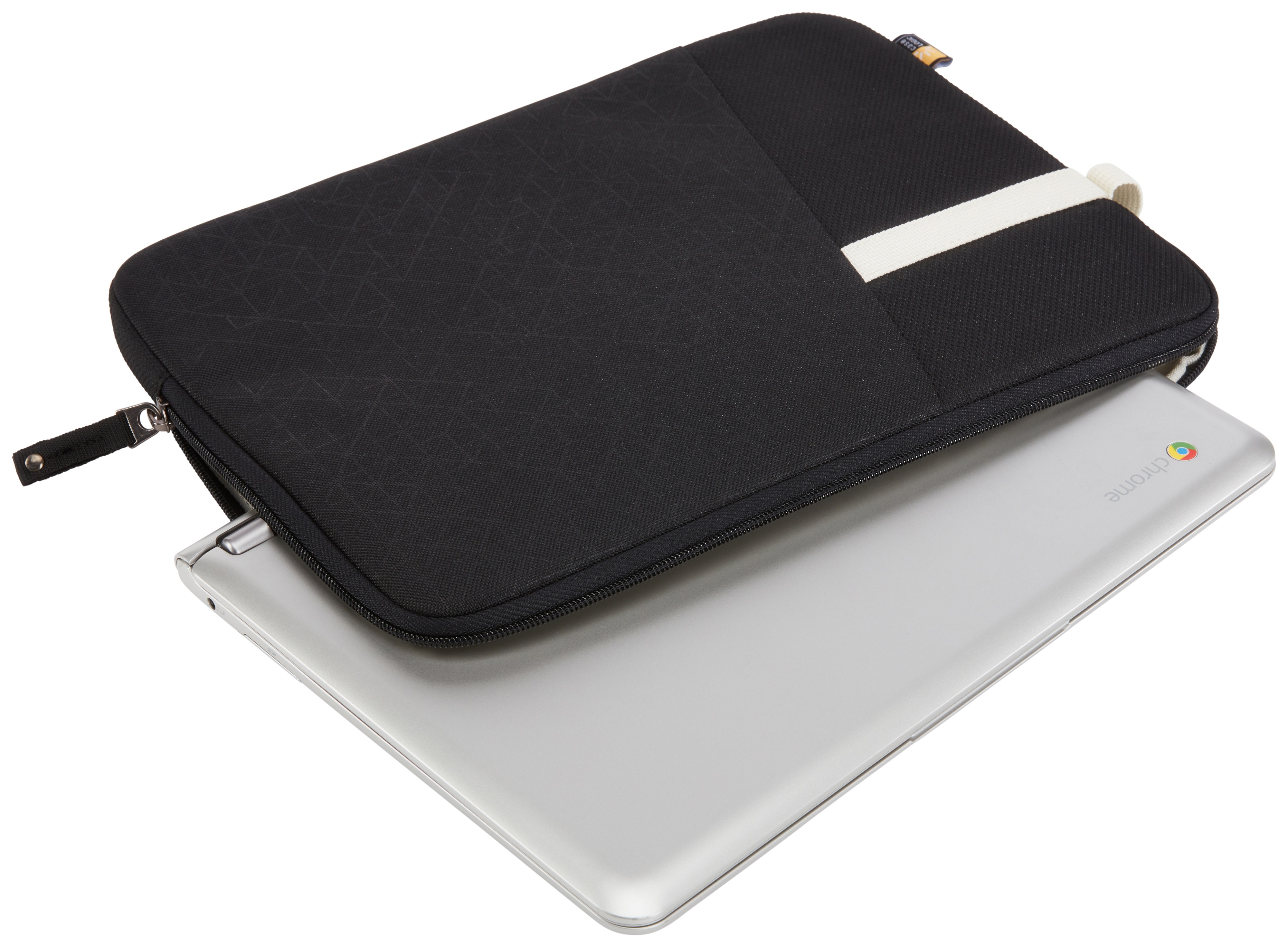 Ein schwarzer Laptop in einer schwarzen Hülle mit weißem Streifen und ein sichtbarer Chrome-Laptop.