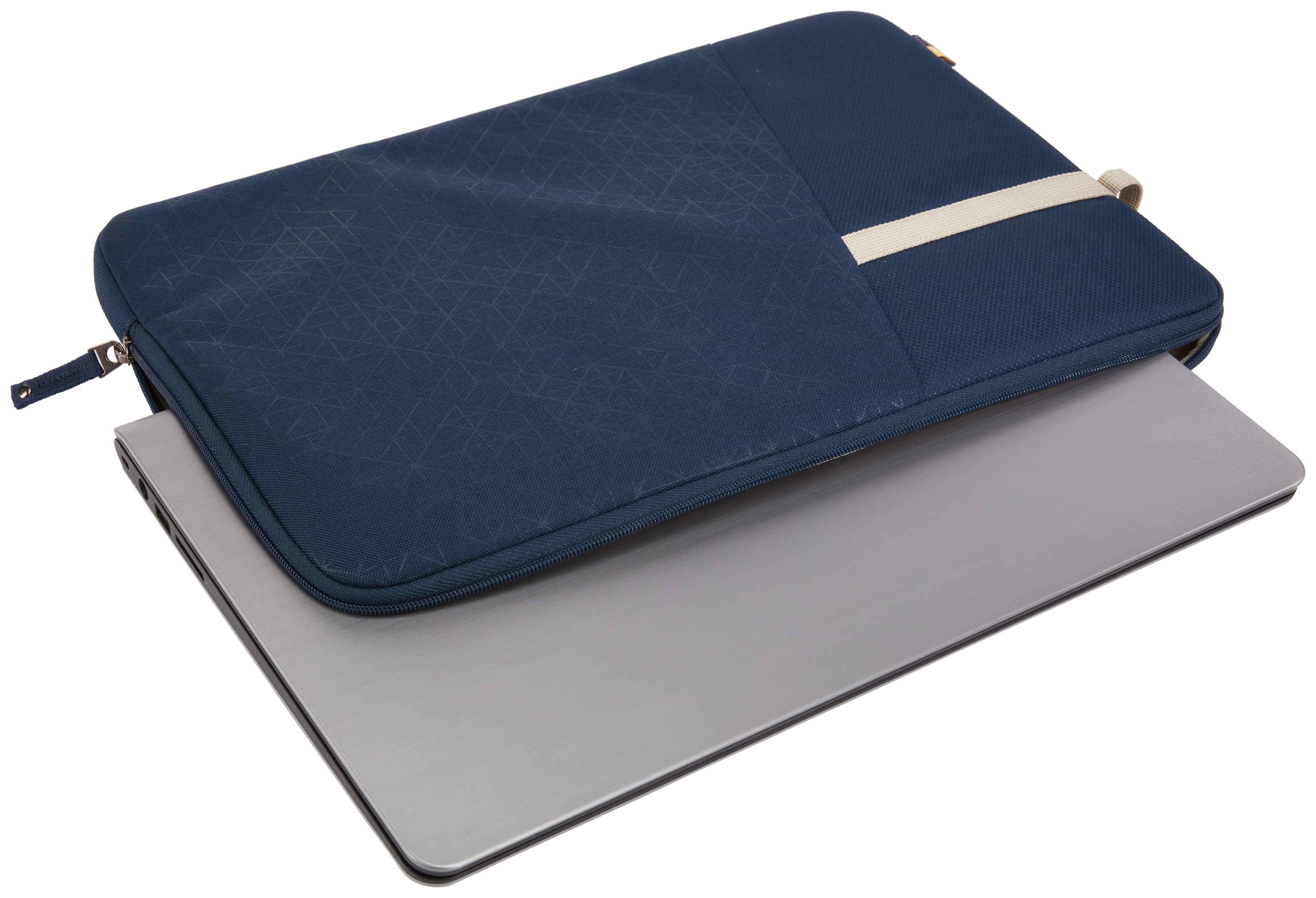 Laptop in een marineblauwe laptoptas.