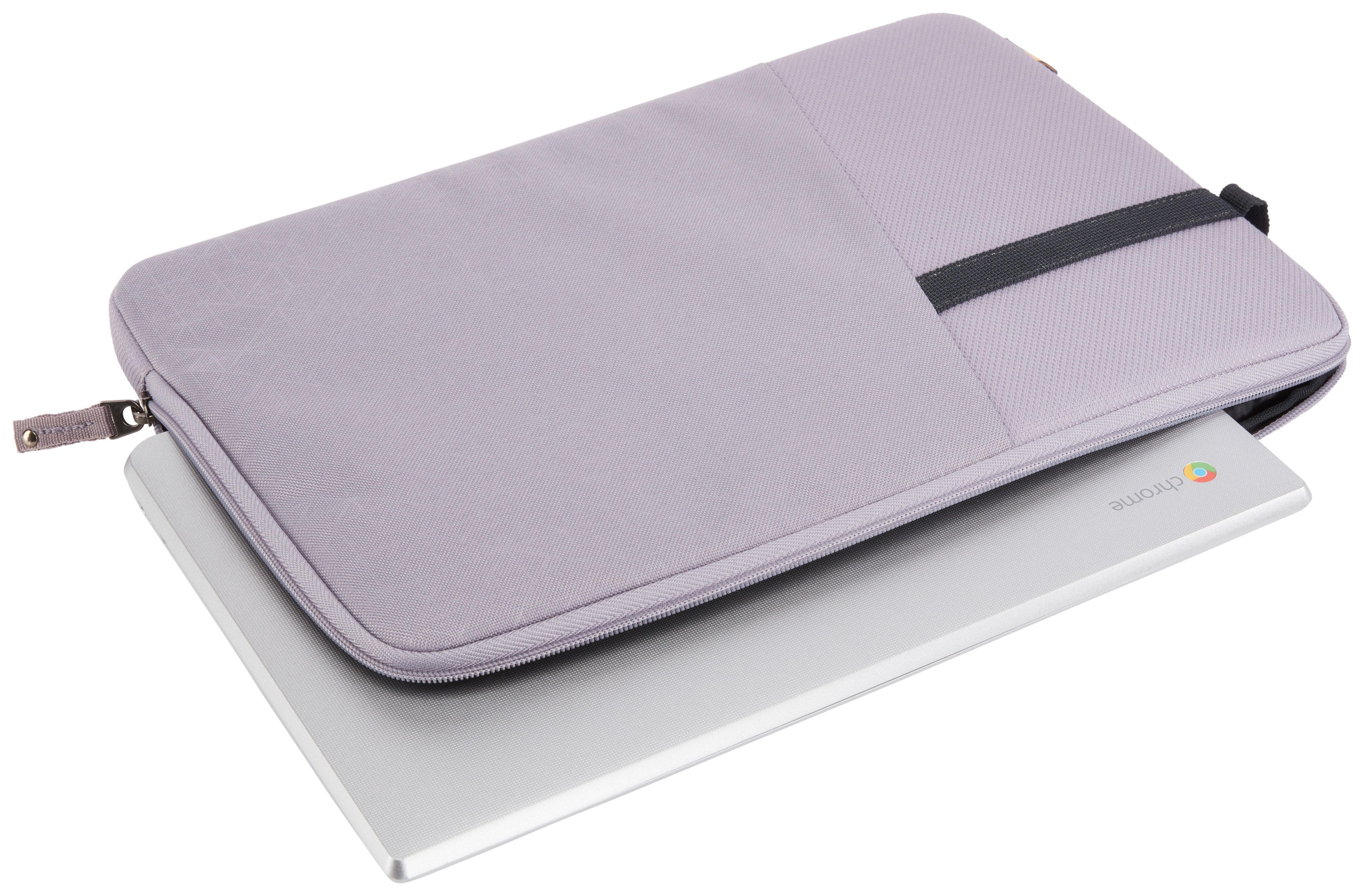 Una custodia per laptop grigio chiaro con un laptop argentato all'interno, su sfondo bianco.