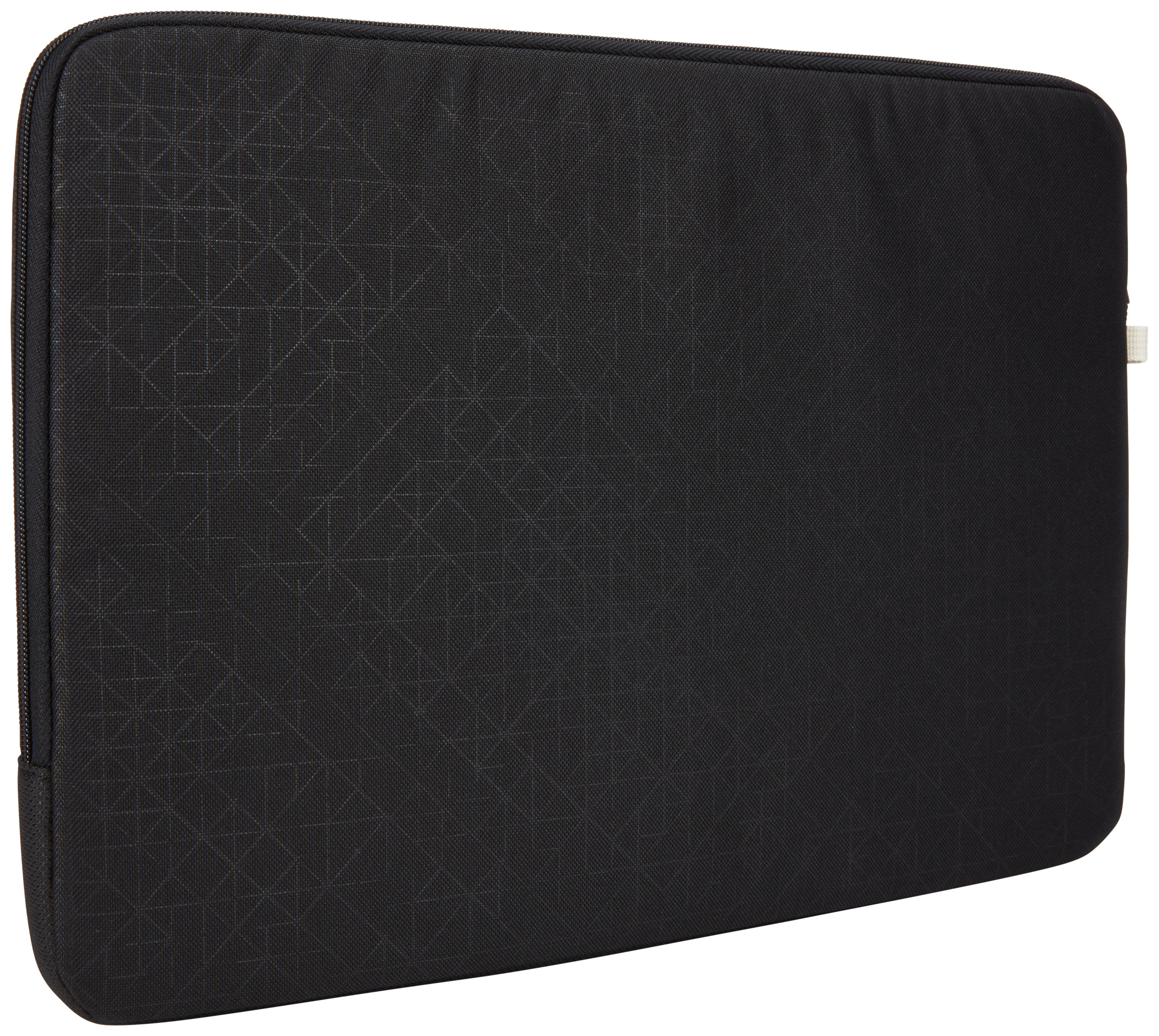 Een zwarte laptoptas met een rits en een geometrisch patroon, op een witte achtergrond.