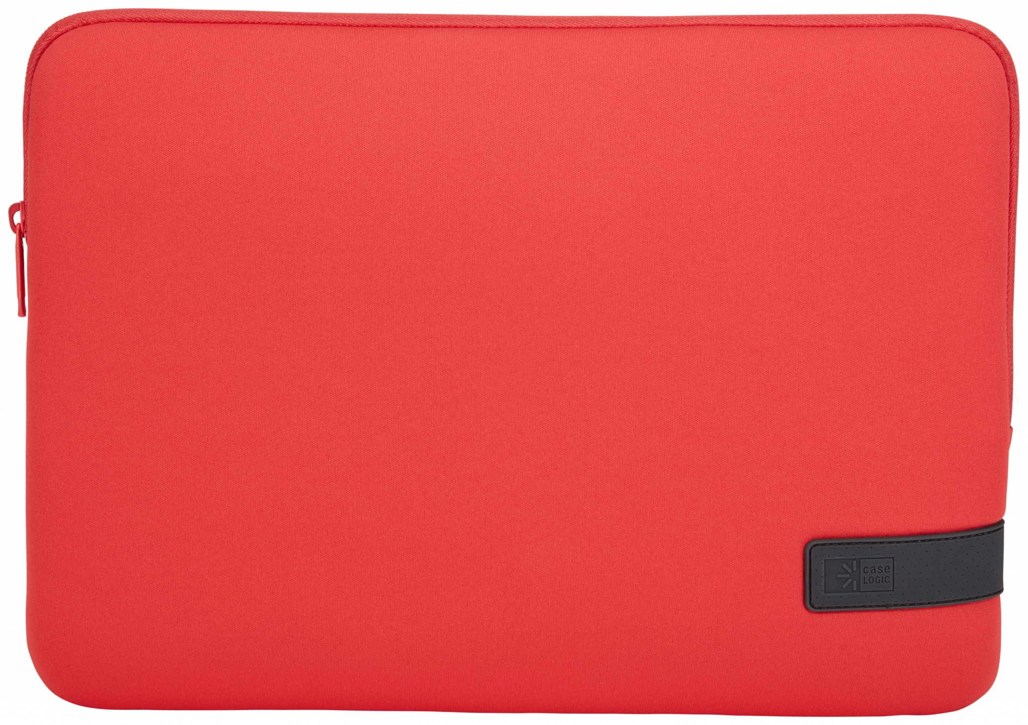 Una custodia rossa per laptop con un'etichetta nera Case Logic. Ha una cerniera e un cinturino nero.