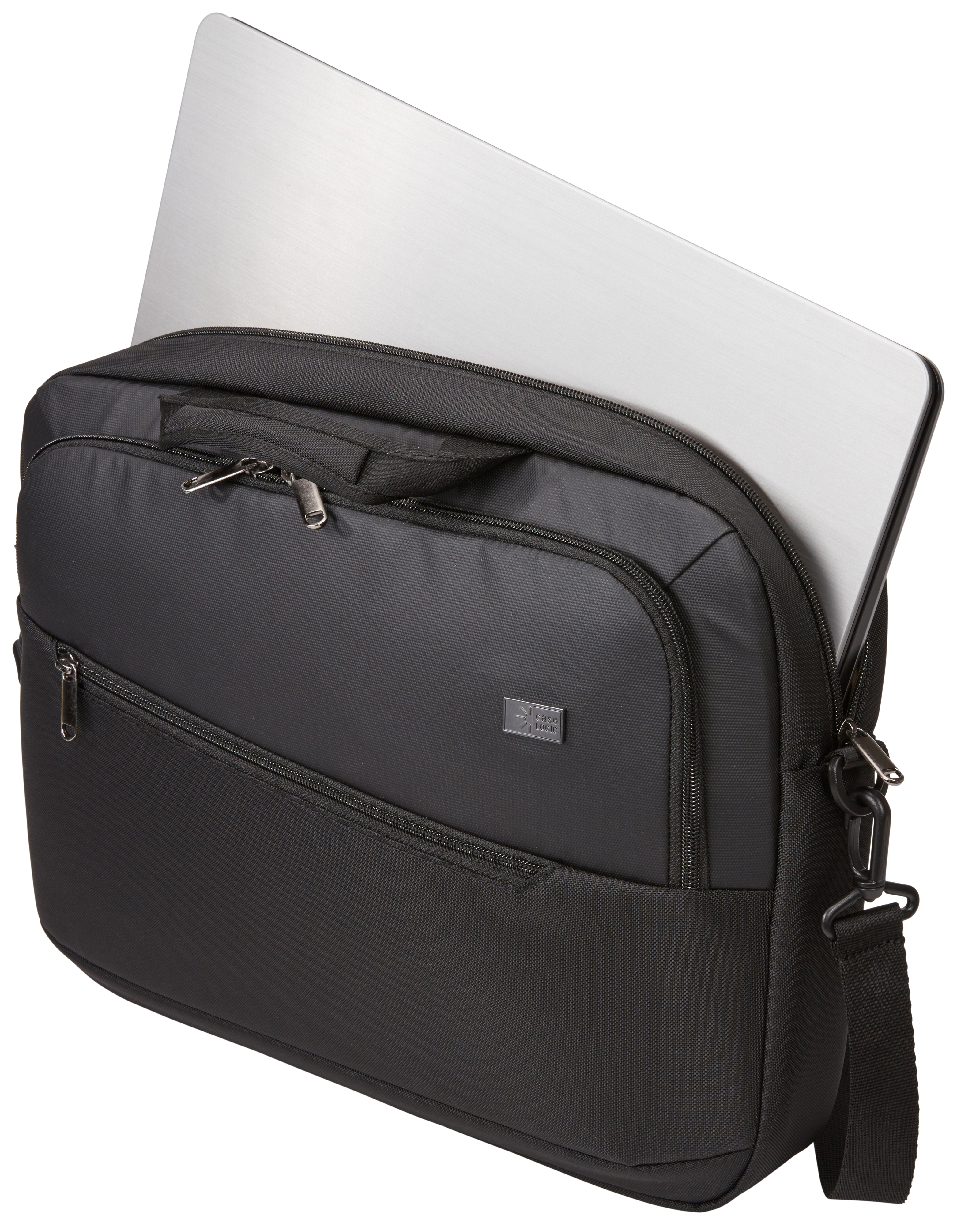 Una borsa nera per laptop con un laptop argentato parzialmente all'interno. La borsa ha una maniglia.