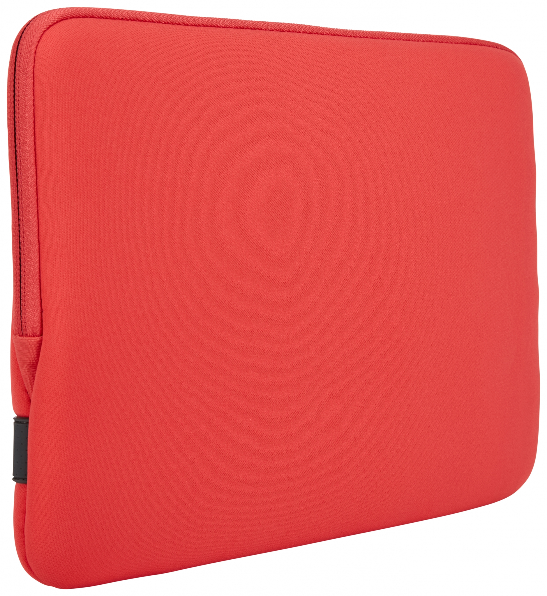 Eine rote Laptop-Hülle mit schwarzem Reißverschluss und Etikett, isoliert auf weißem Hintergrund.