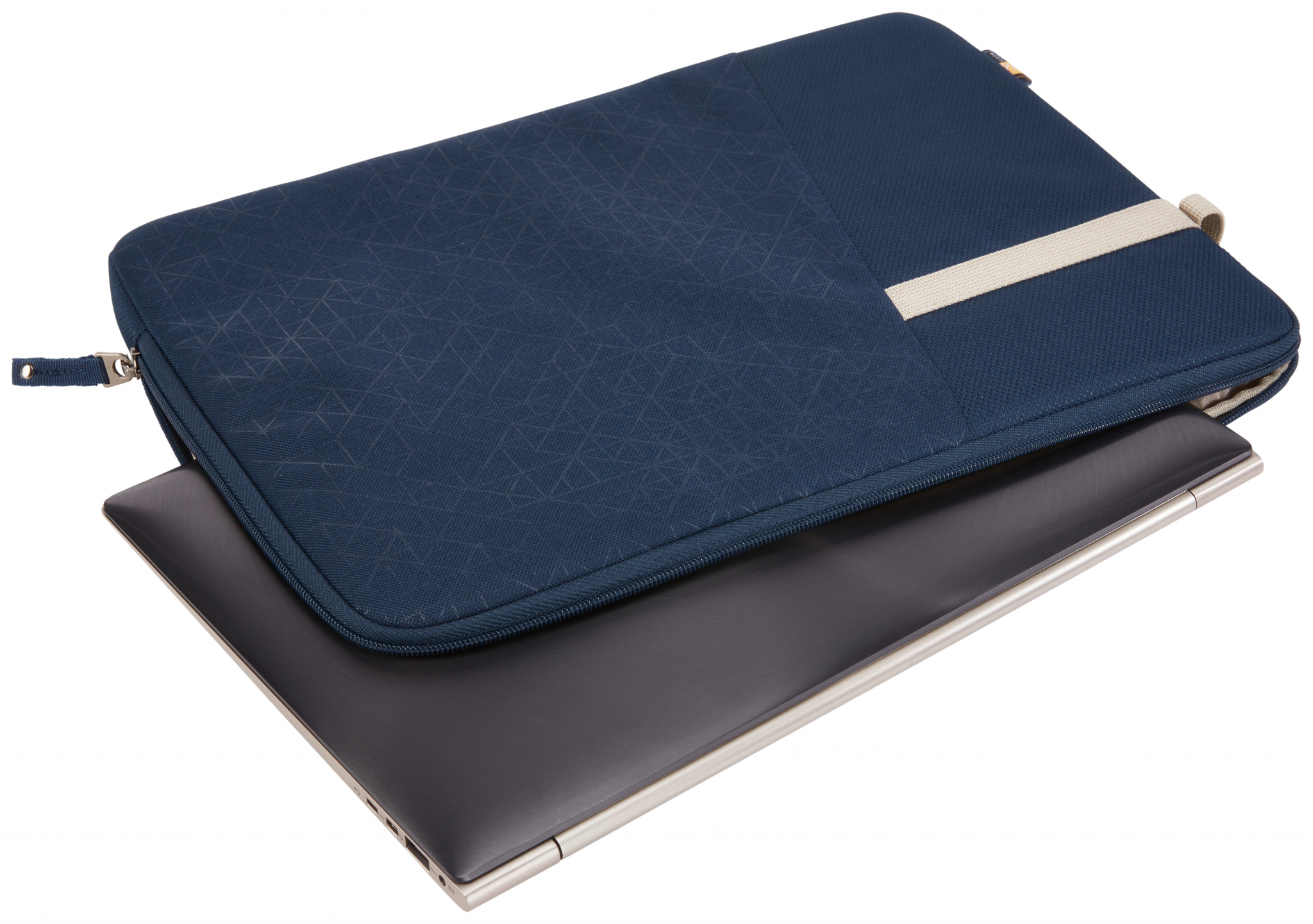 Blauwe laptoptas met een laptop gedeeltelijk erin. Beige riem en rits.