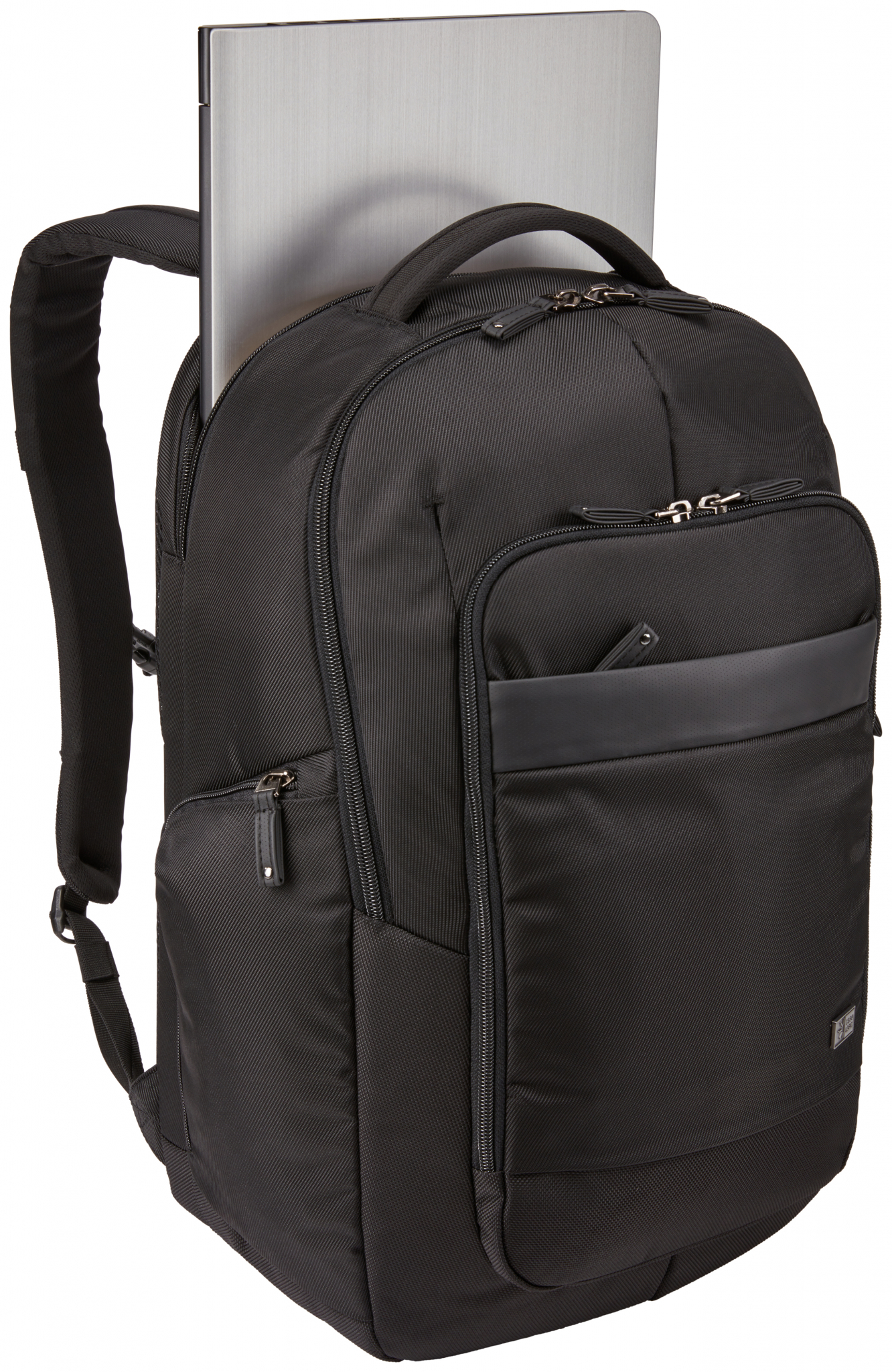 Schwarzer Rucksack mit Laptop, auf weißem Hintergrund.