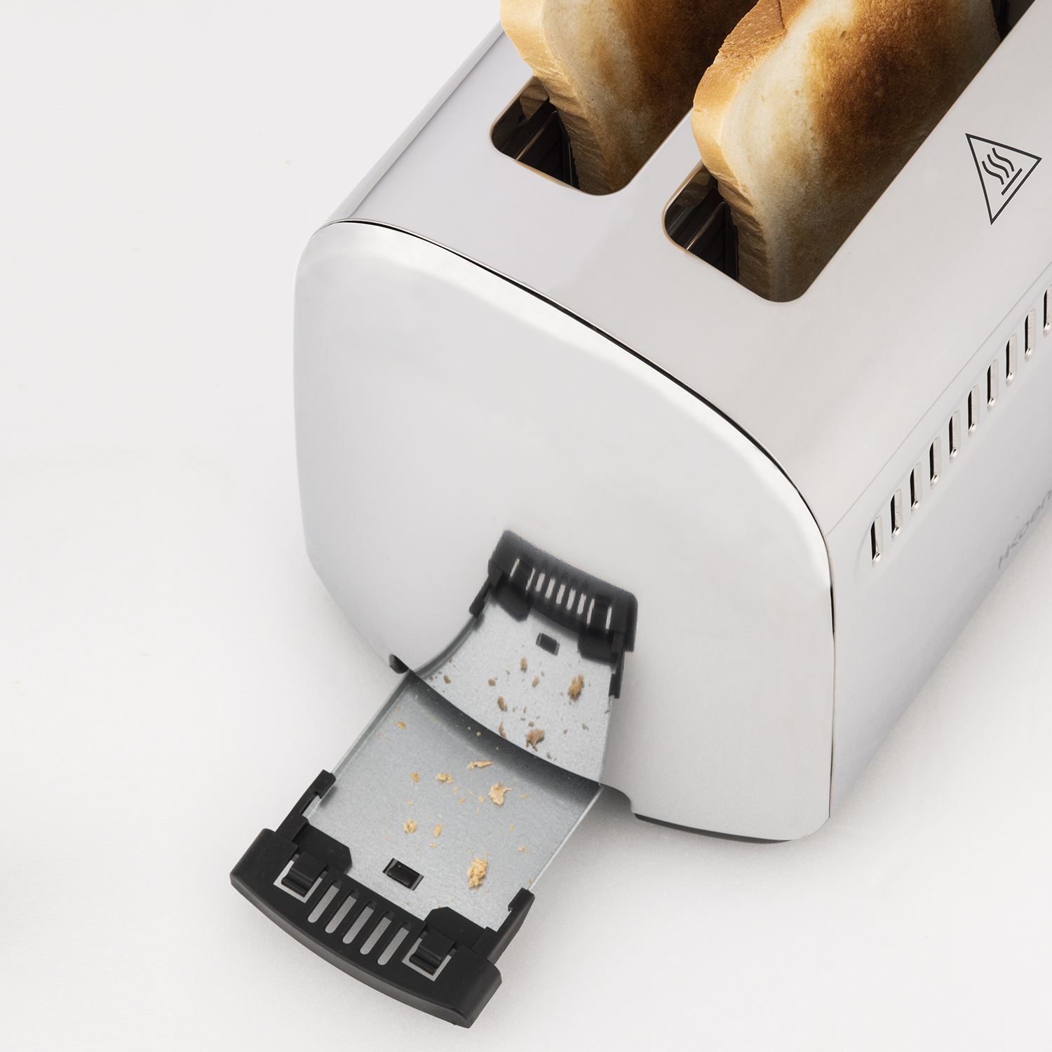 Tostapane argentato con due fette di pane tostato e vassoio raccogli briciole, su sfondo bianco.