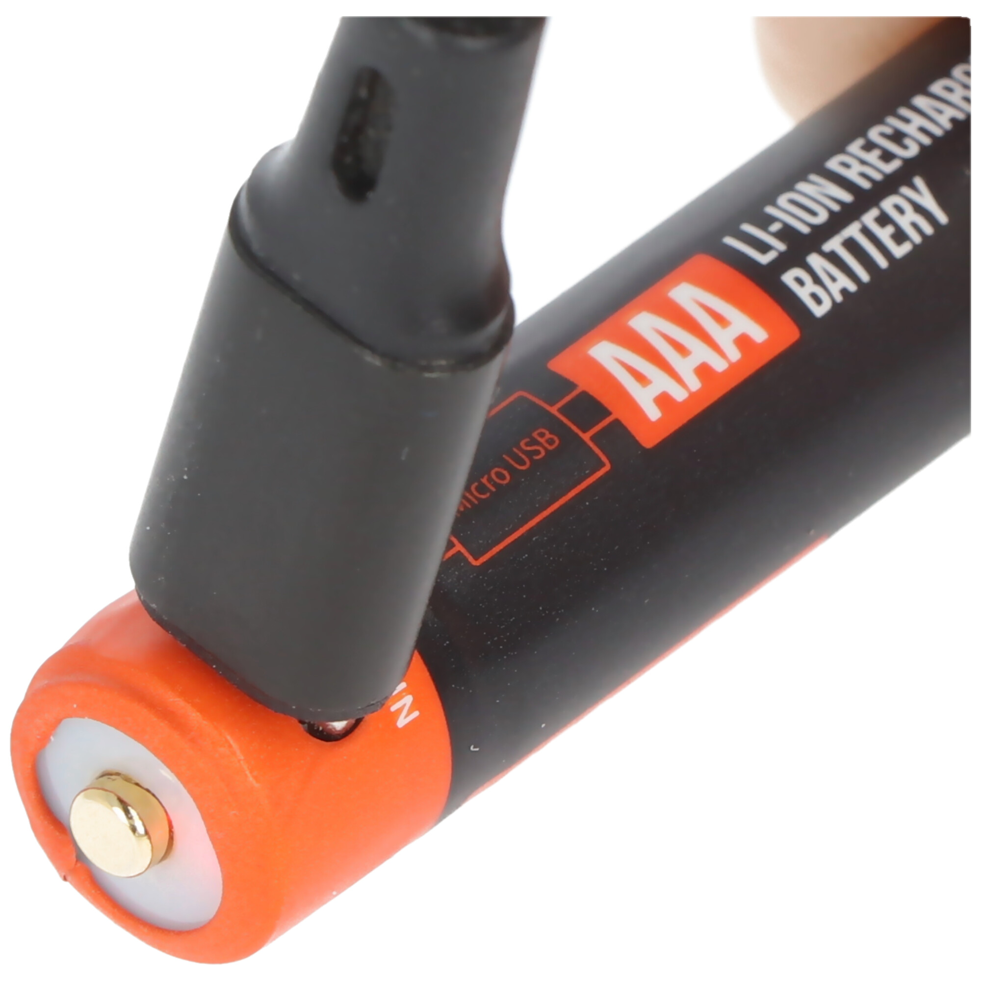 Zwarte oplaadkabel aangesloten op een oranje en zwarte AAA-batterij.