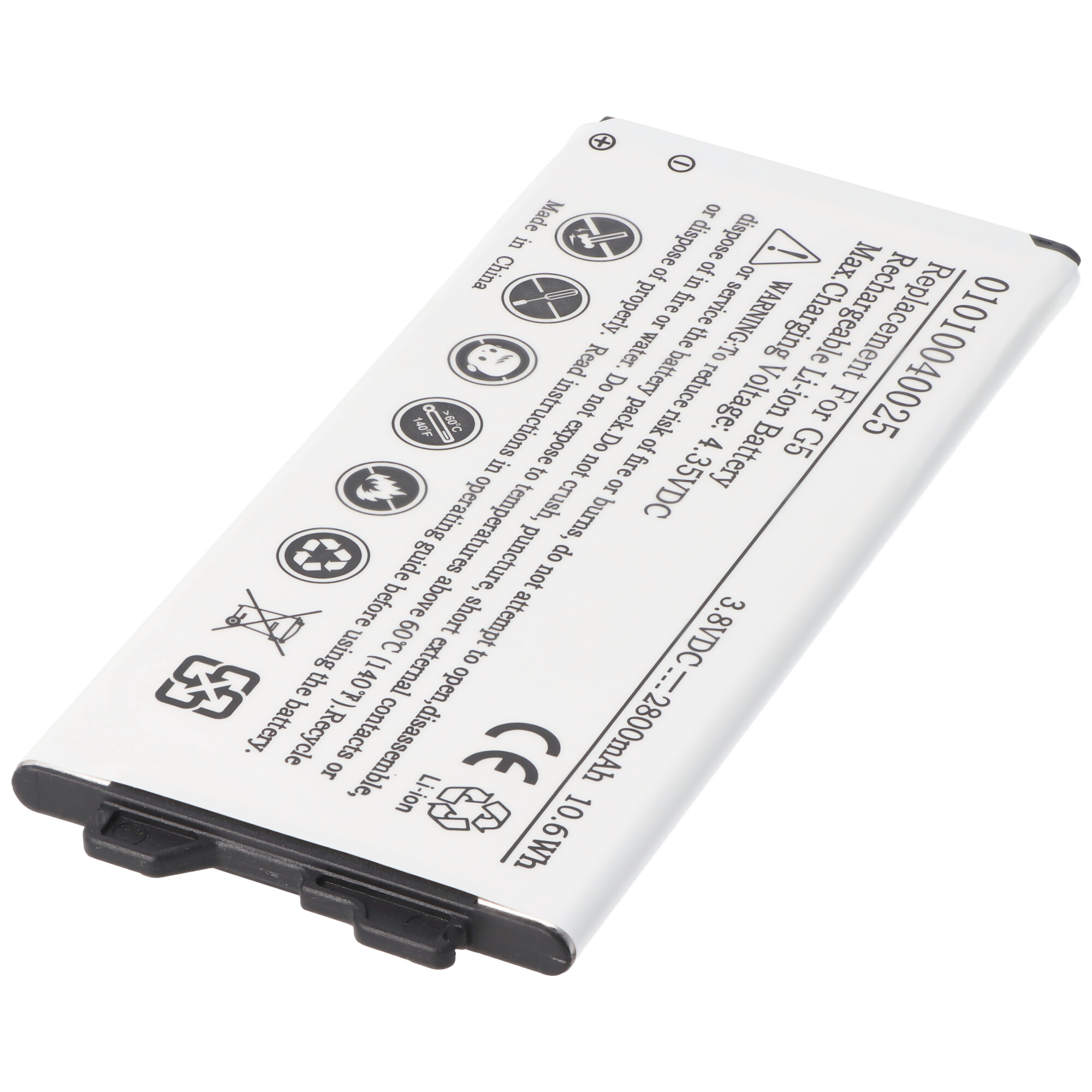 Weiße rechteckige Batterie mit Text und Symbolen, diagonal auf weißer Oberfläche.