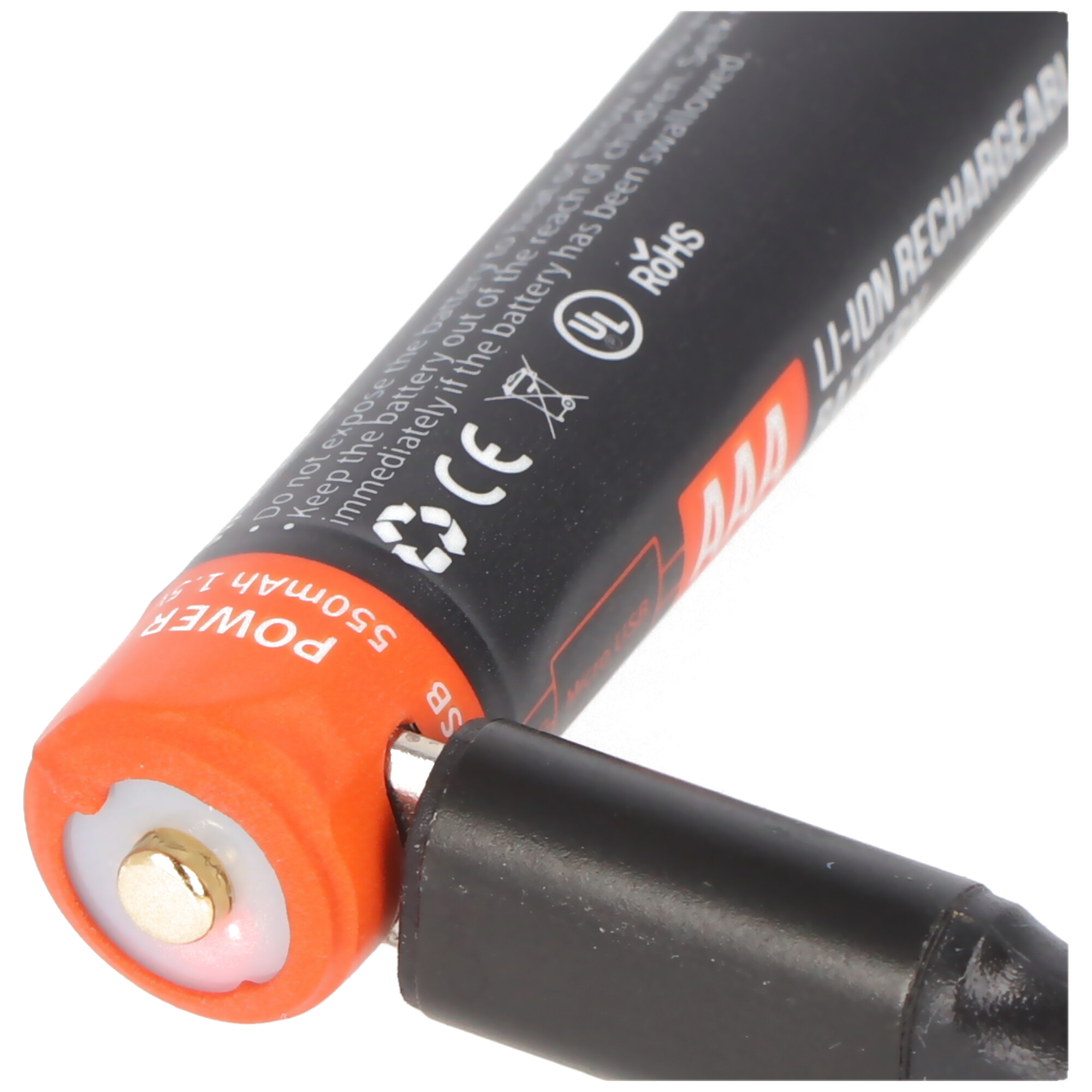 Close-up van een batterij met een oranje bovenkant en een zwarte oplaadkabel.