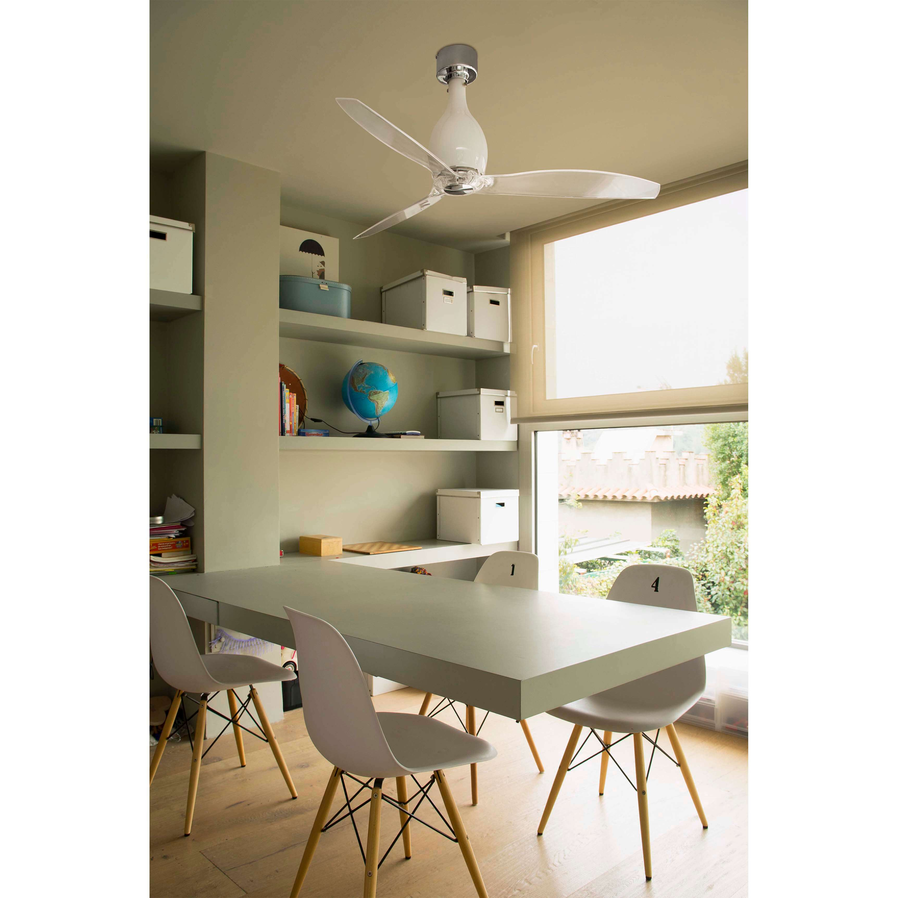 Ein modernes Esszimmer mit Deckenventilator, Esstisch, Stühlen und Regalen mit Dekoration.