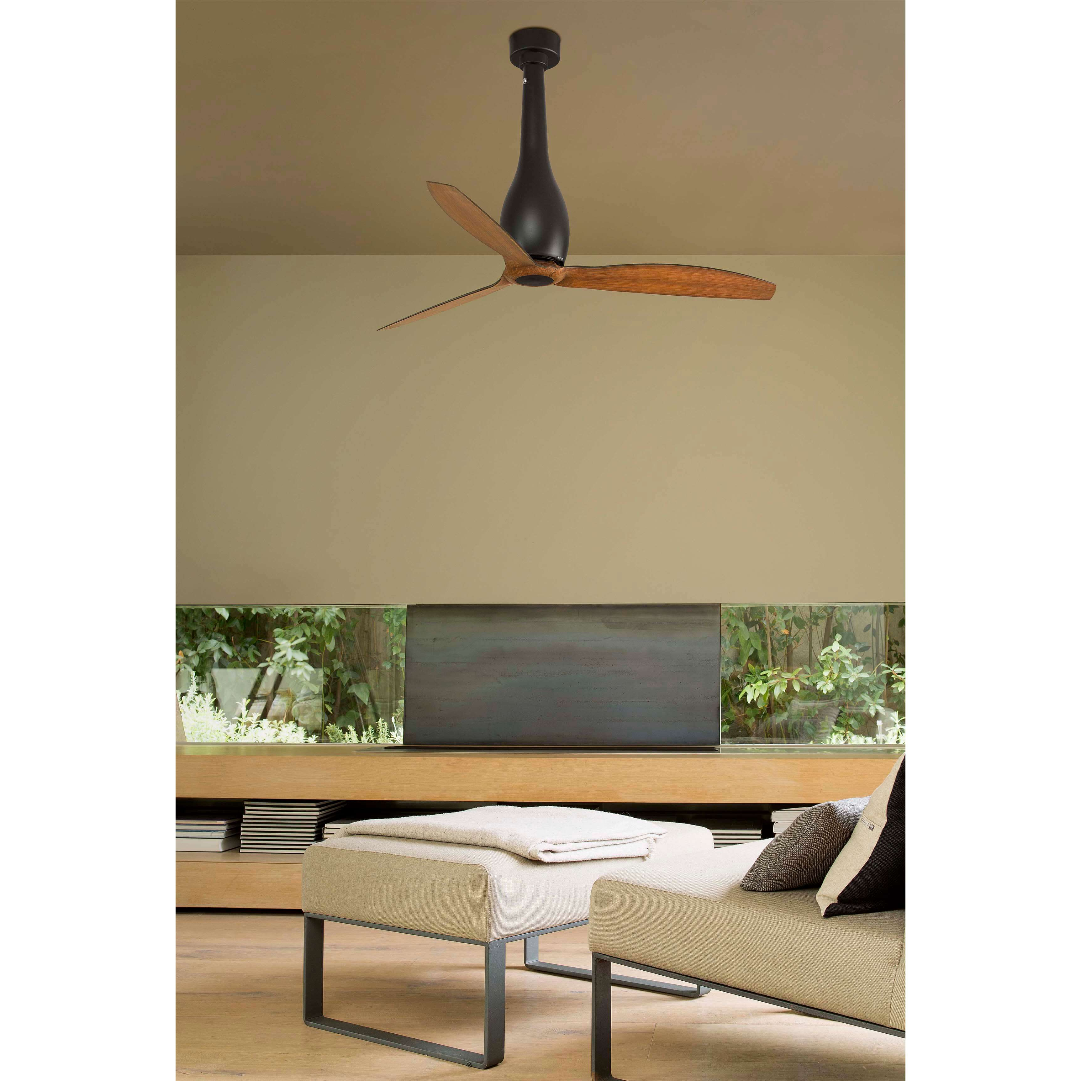 Deckenventilator mit drei Holzflügeln, über einem modernen Wohnzimmer.