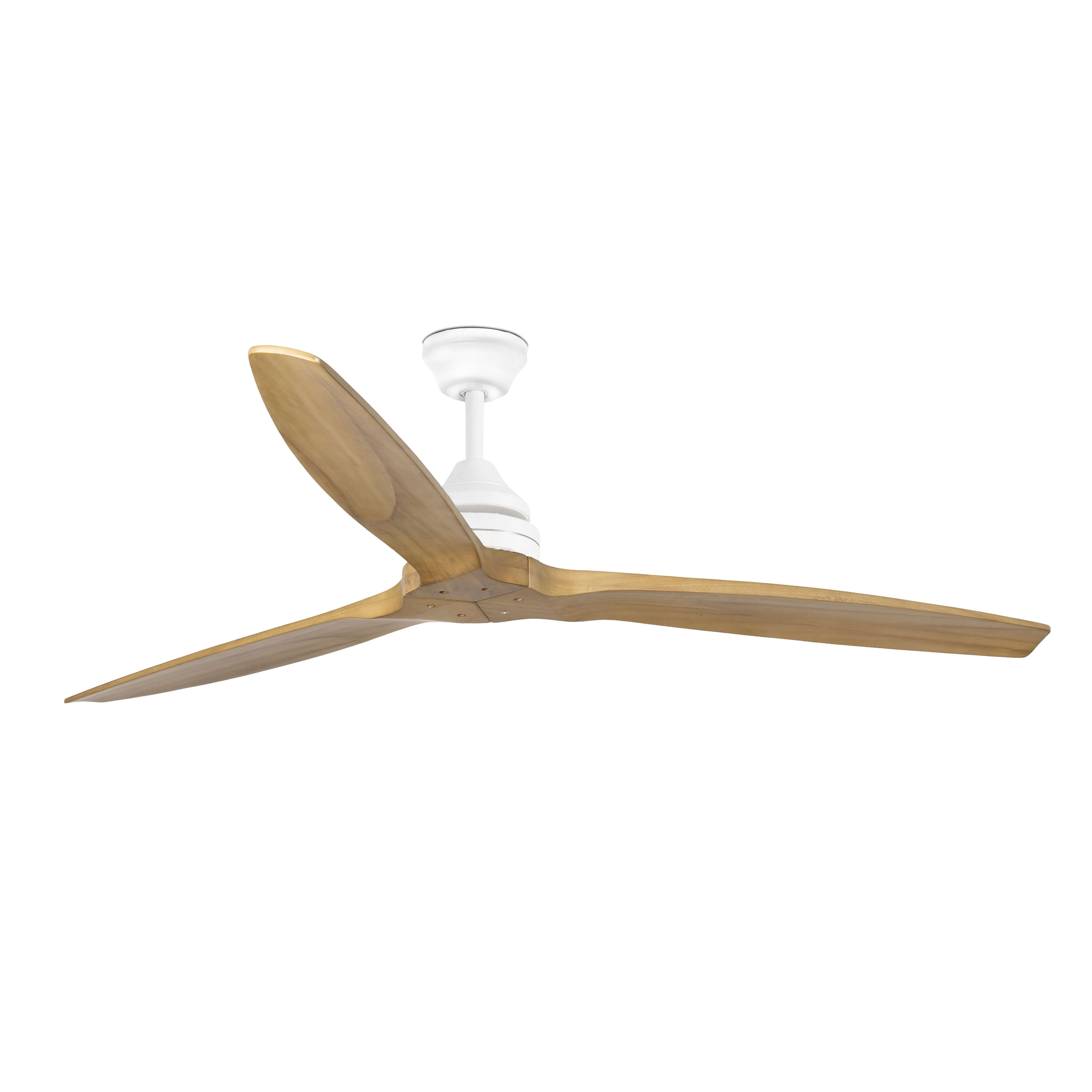 Ein weißer Deckenventilator mit drei Holzblättern auf weißem Hintergrund.