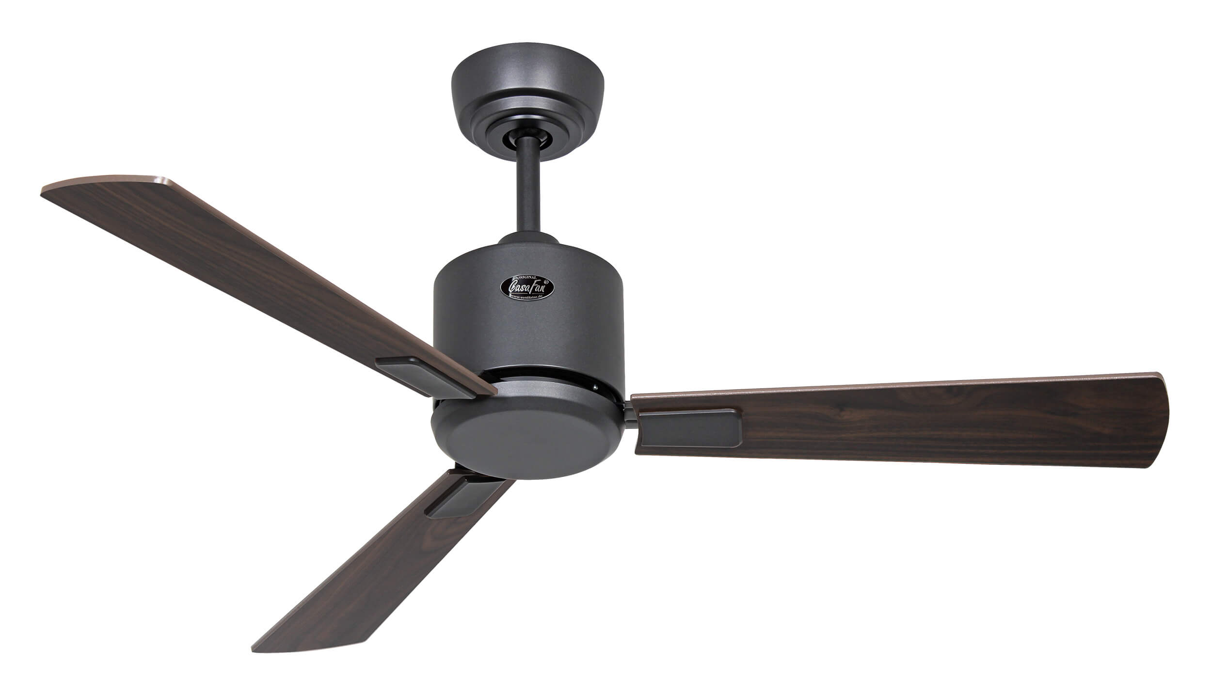 Ventilatore da soffitto nero con tre pale in legno. È su sfondo bianco.