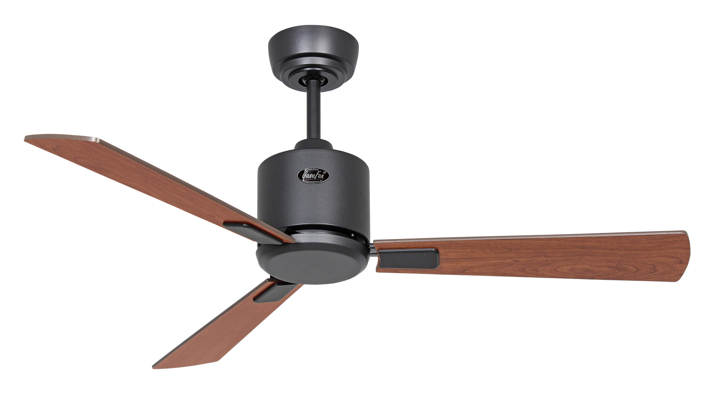 Ventilatore da soffitto con tre pale in legno e alloggiamento motore grigio scuro, sfondo bianco.