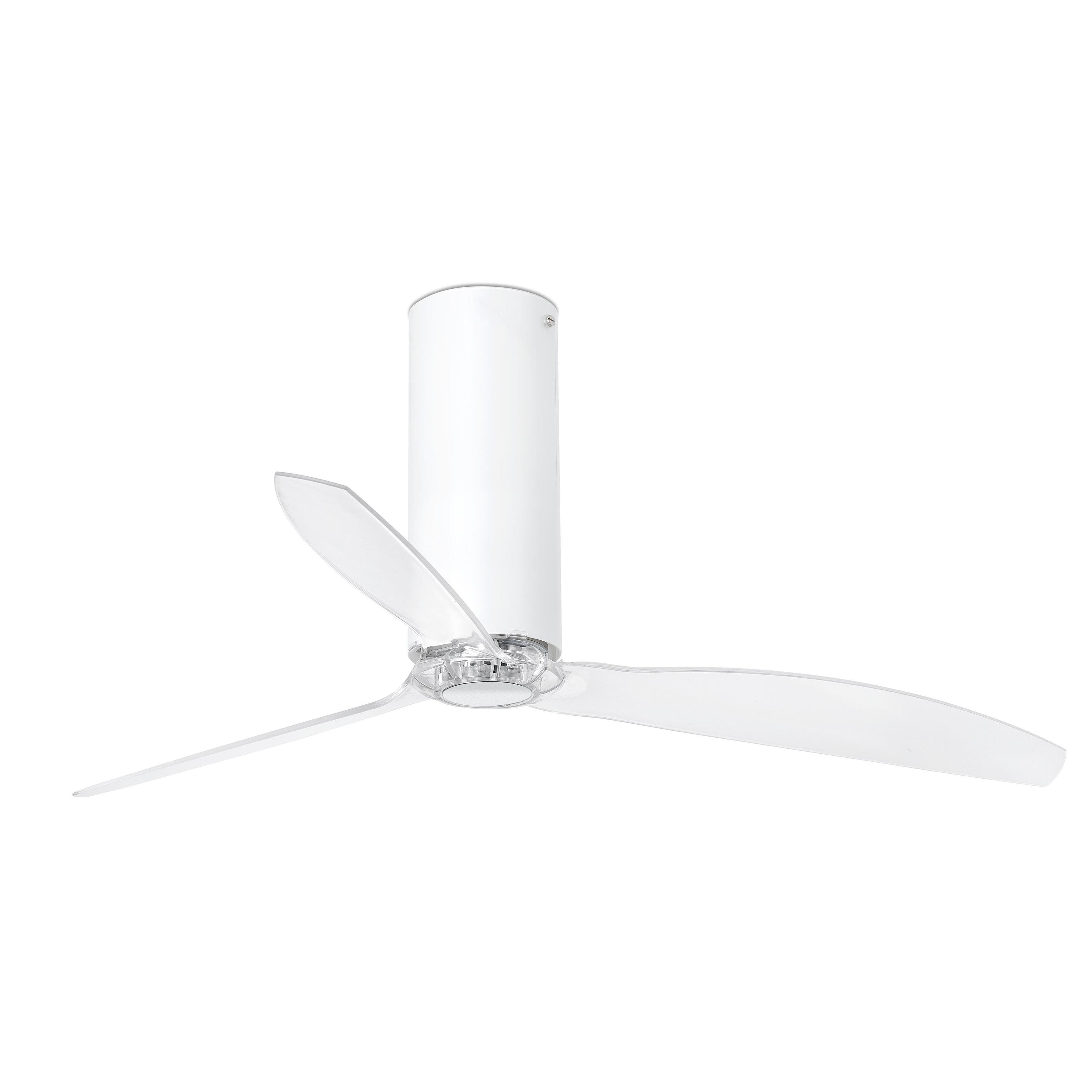 Weißer Deckenventilator. Drei transparente Flügel, weißer Motor. Weißer Hintergrund.