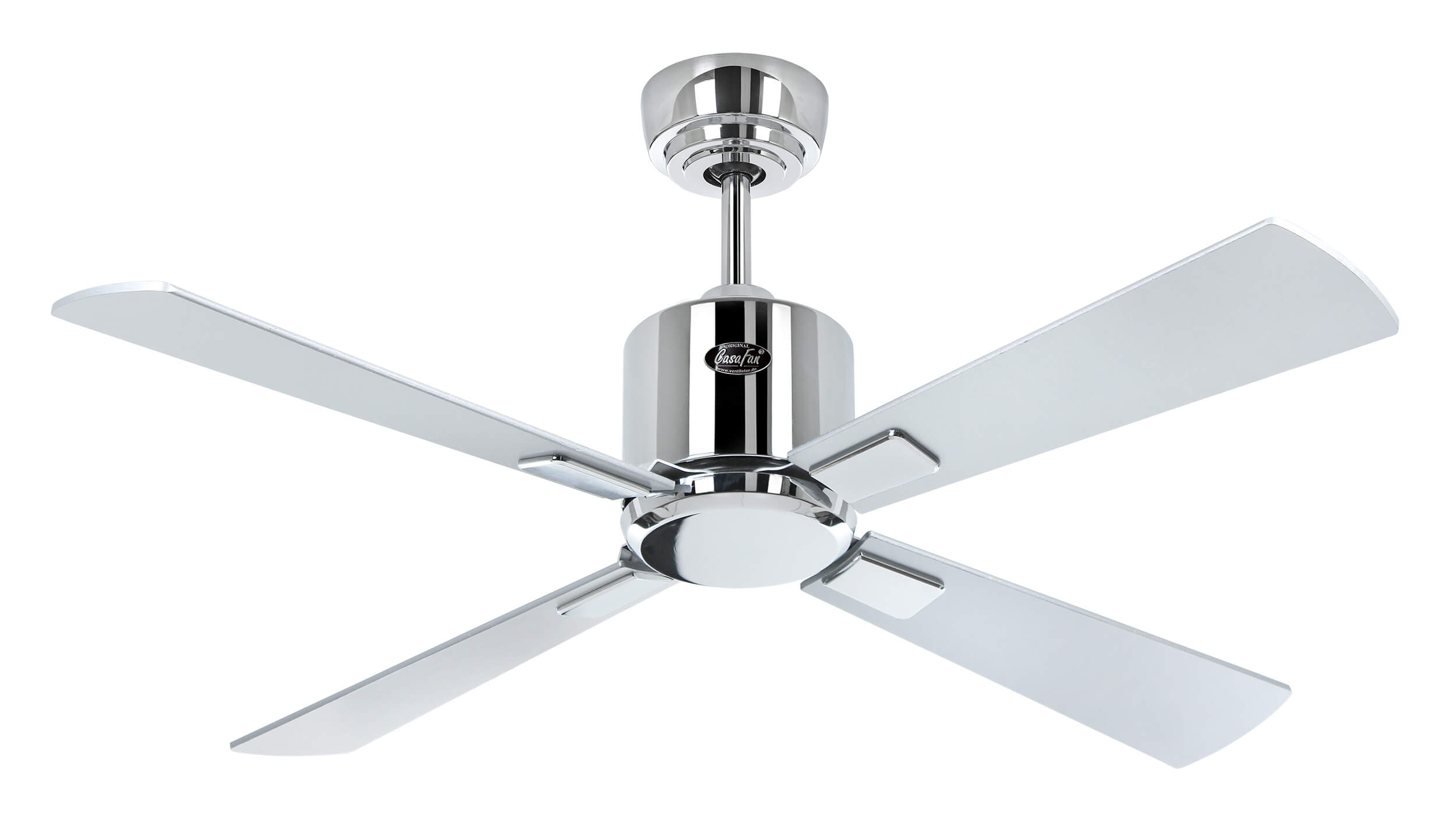 Deckenventilator. Chromausführung, vier weiße Flügel. Der Ventilator befindet sich auf weißem Hintergrund. Ansicht von unten.