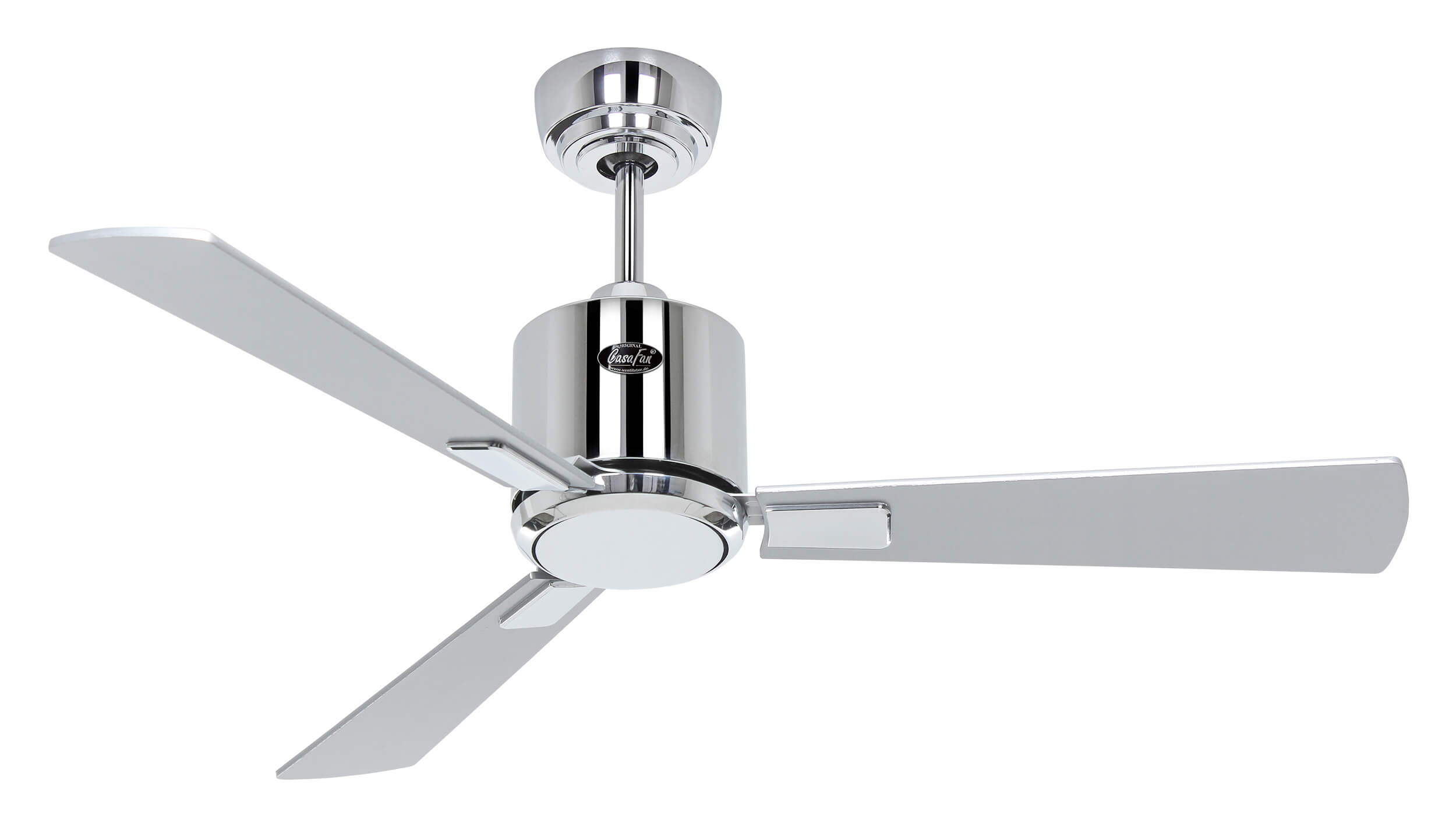 Silberner Deckenventilator mit drei Flügeln. Er hat eine Chromoberfläche und ist an einer weißen Decke befestigt.