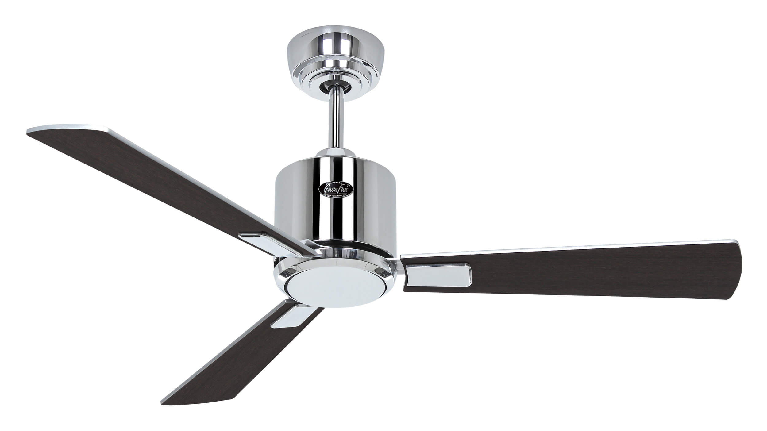 Chrom-Deckenventilator mit drei dunklen Holzblättern. Es ist ein Drei-Blatt-Lüfter mit silbernem Körper.
