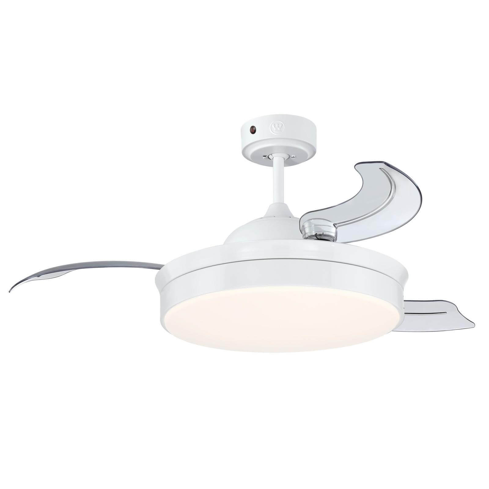 Weißer Deckenventilator auf Weiß. Kreisförmiges Design, mit Flügeln und Licht.