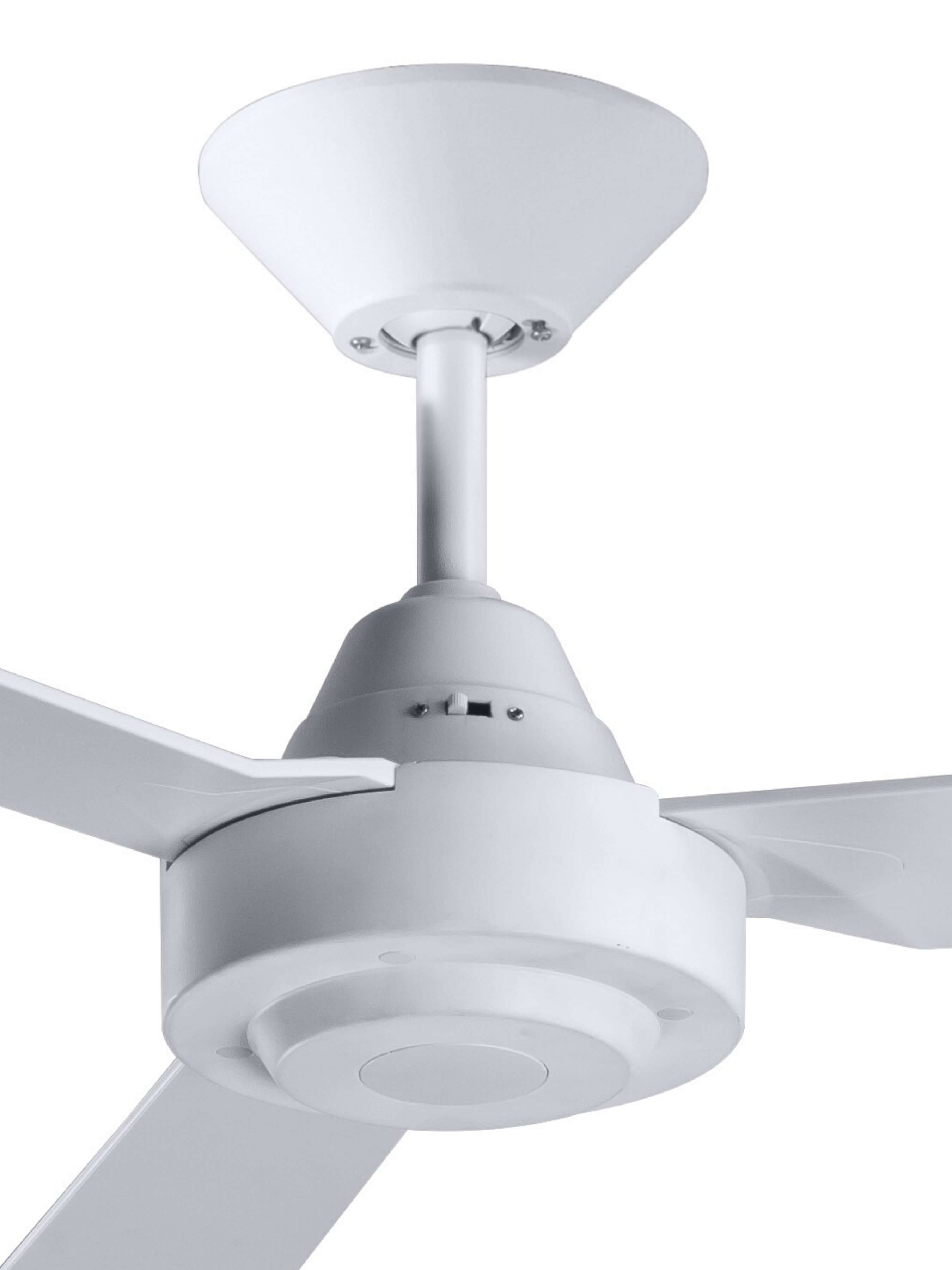 Un ventilatore da soffitto bianco con 3 pale, appeso al soffitto.