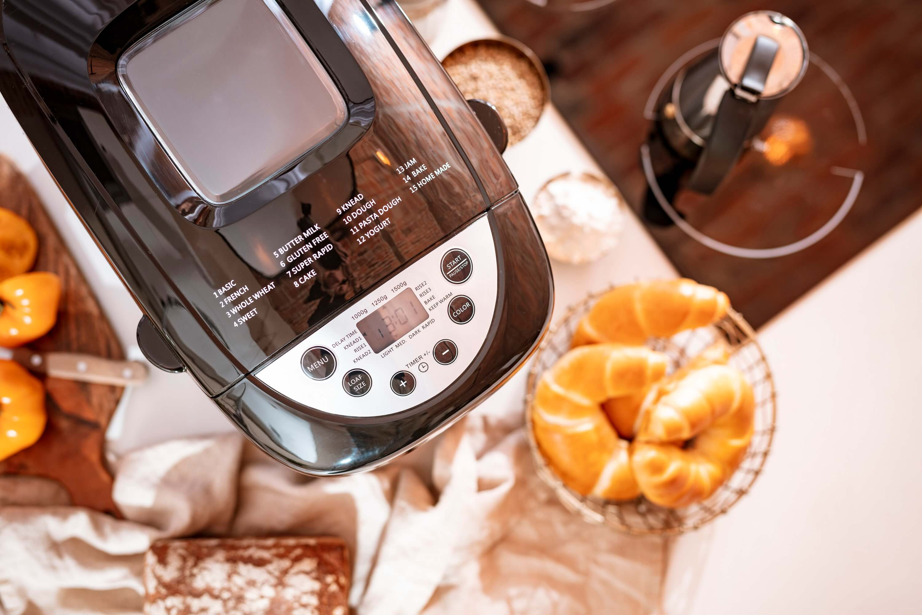 Brotautomat mit Display und Knöpfen. Brot und Gebäck auf dem Tisch.
