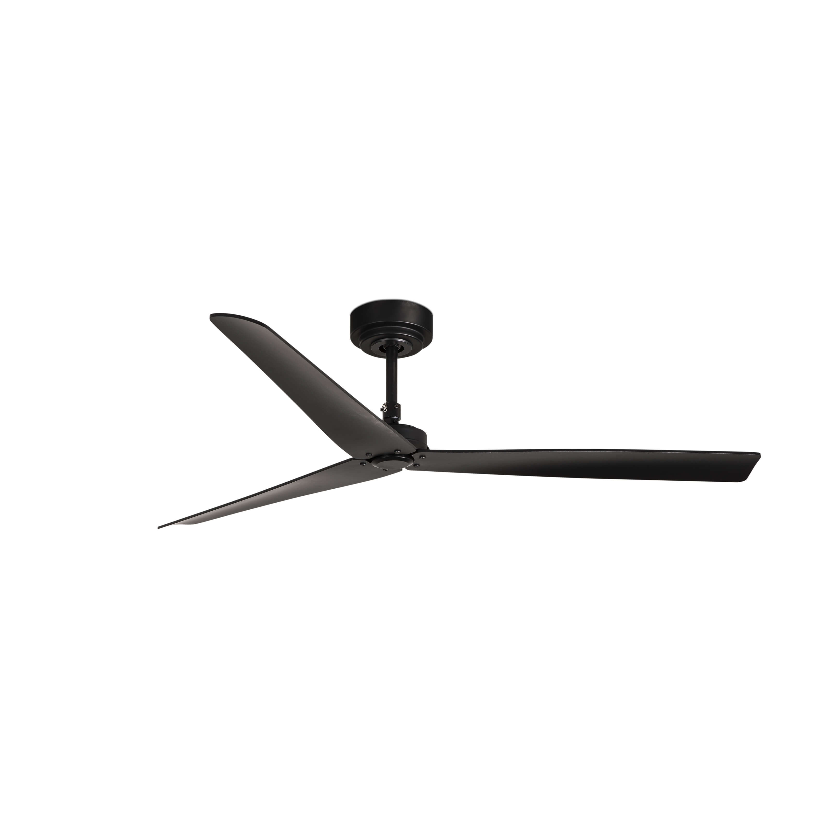 Schwarzer Deckenventilator. Drei schwarze Flügel, schwarzer Motor. Weißer Hintergrund.