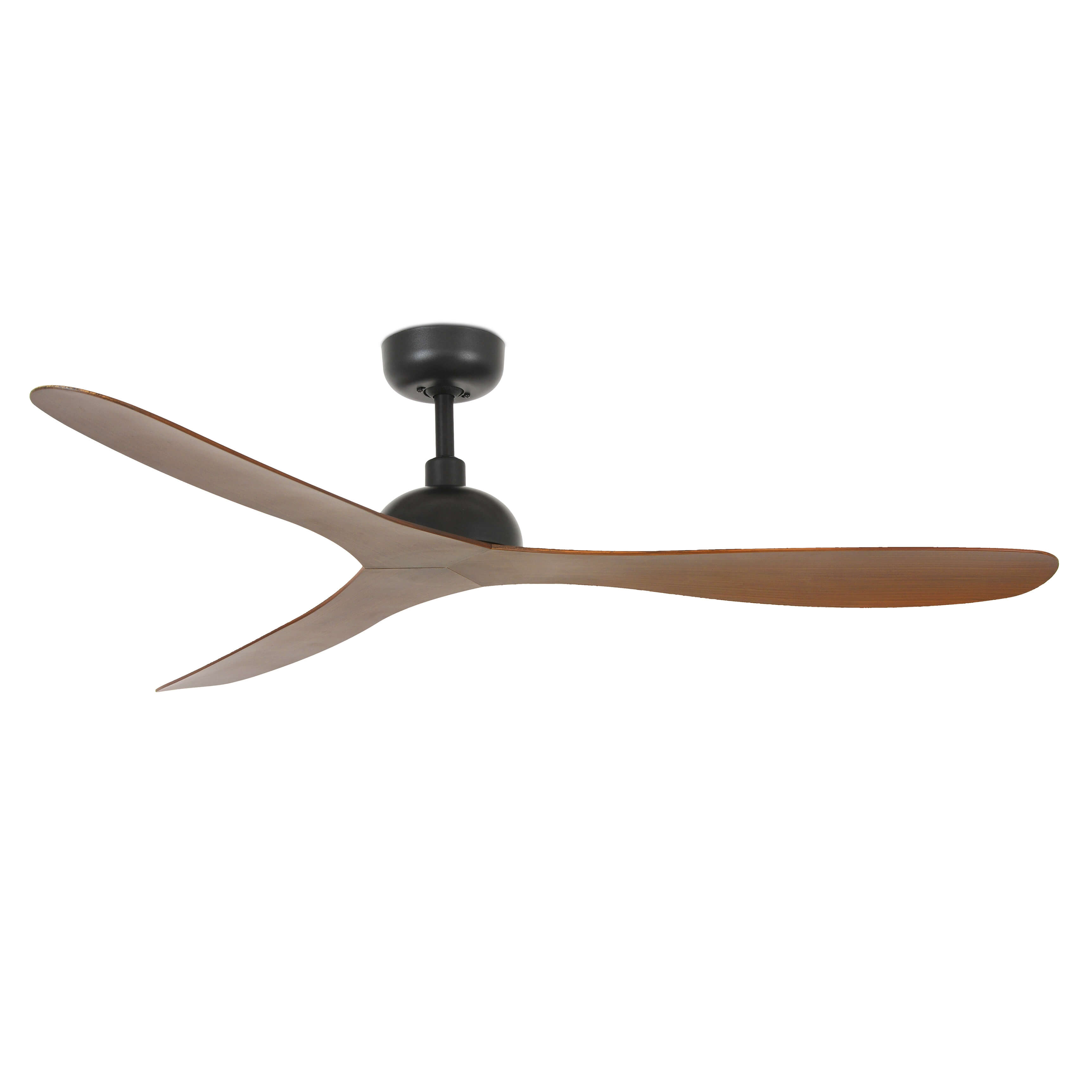 Ventilatore da soffitto con tre pale in legno e un motore nero. Sfondo bianco.
