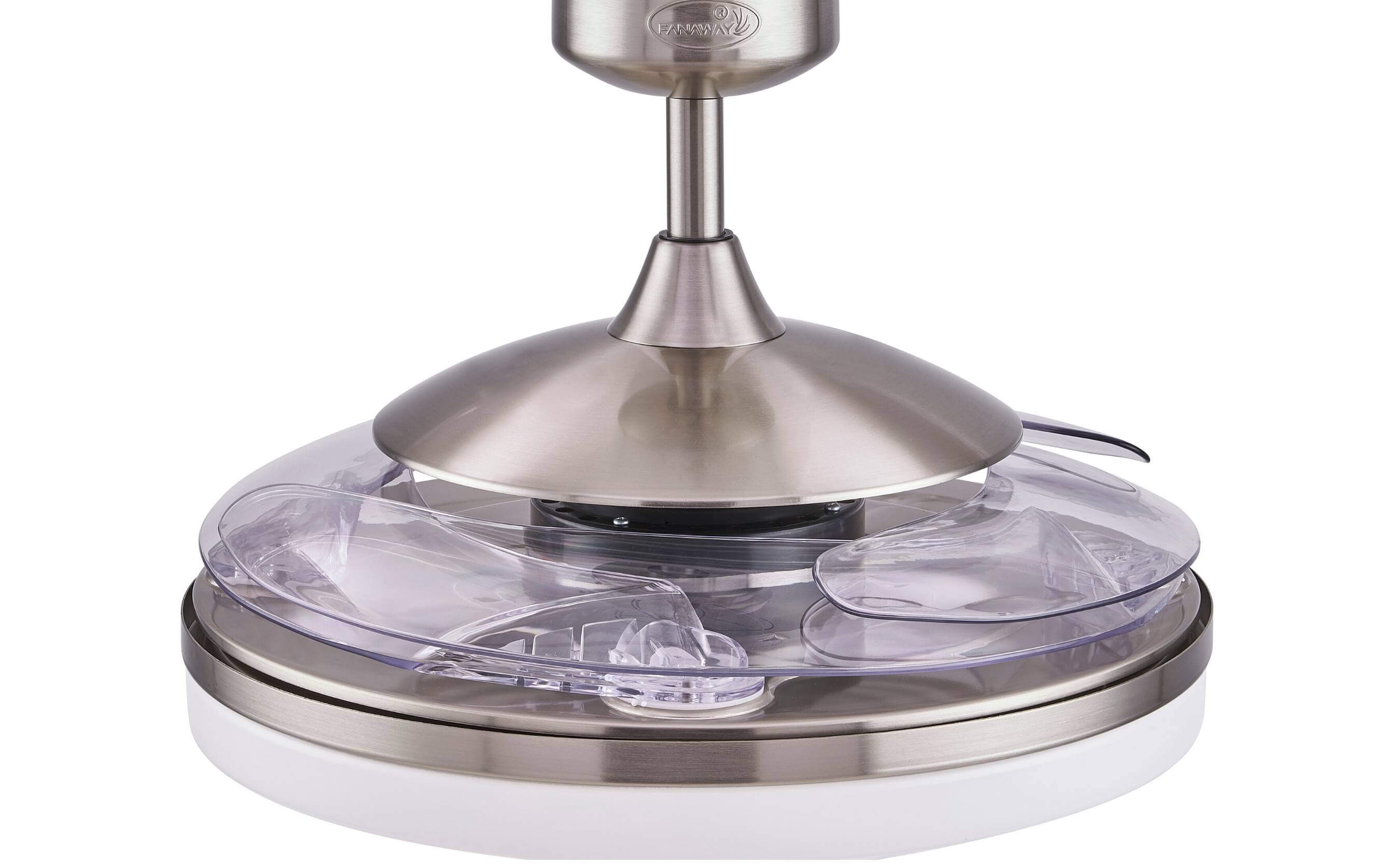 Deckenventilator mit transparenten Flügeln und weißem Licht, vor weißem Hintergrund.