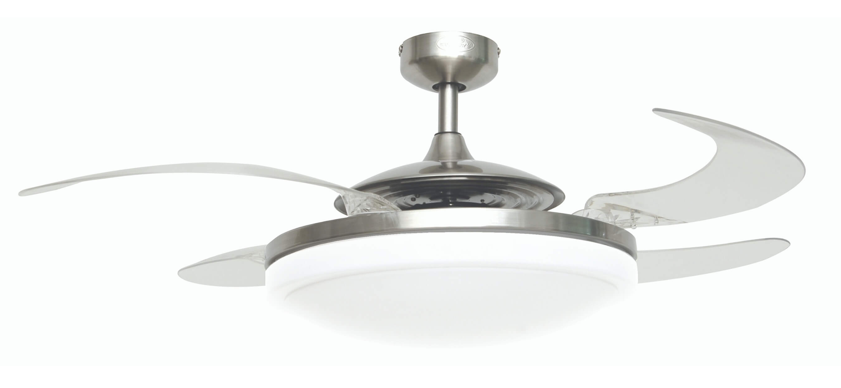 Deckenventilator mit silbernem Finish, weißem Licht und drei gebogenen, transparenten Flügeln. Weißer Hintergrund.