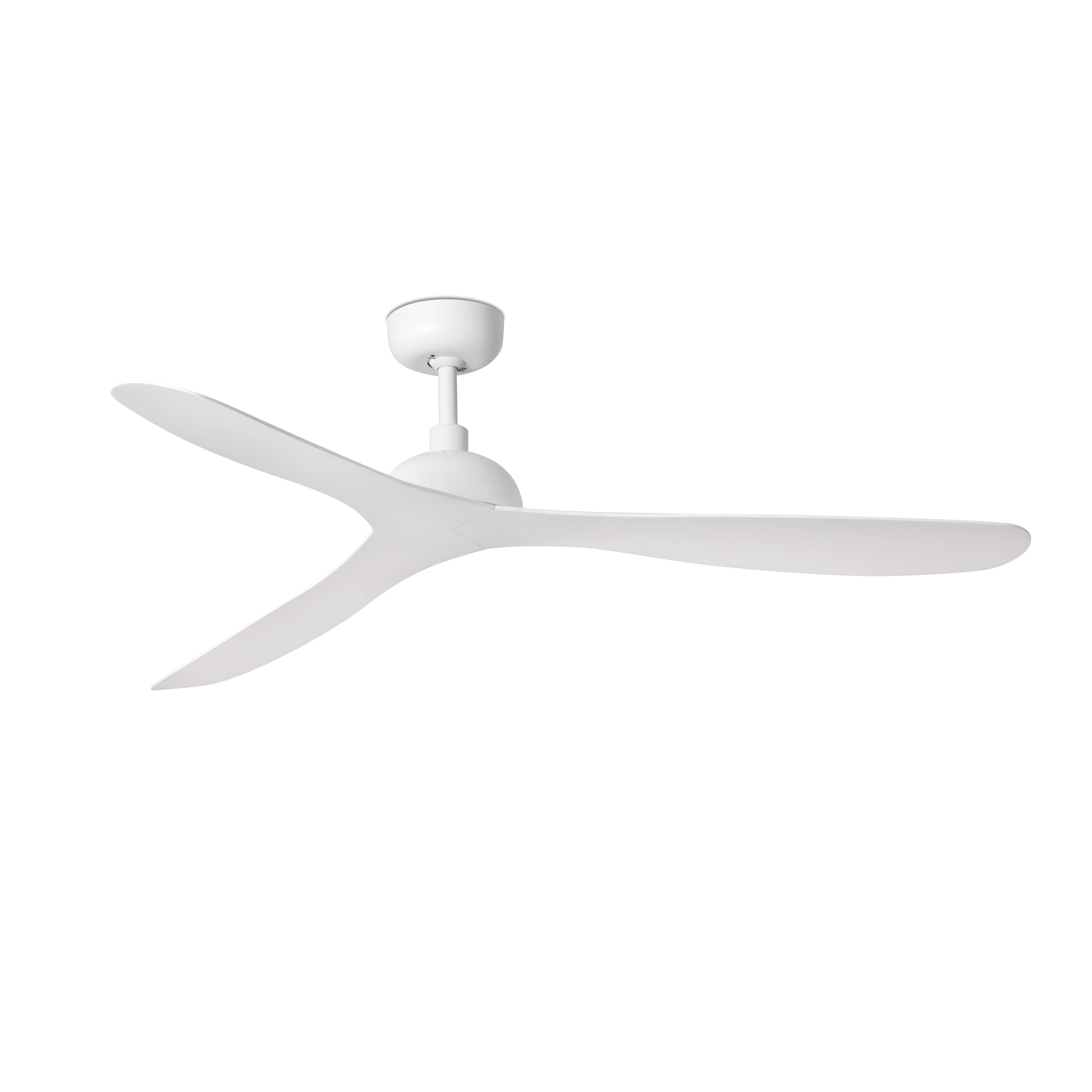 Un ventilatore da soffitto bianco con tre pale curve su sfondo bianco.