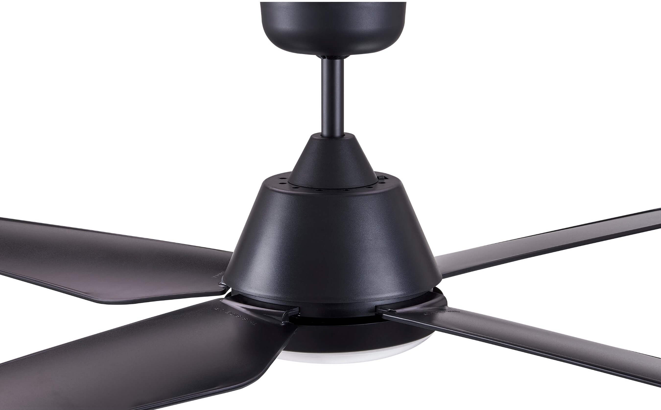 Un ventilatore da soffitto nero con pale nere e luce bianca, su sfondo bianco.
