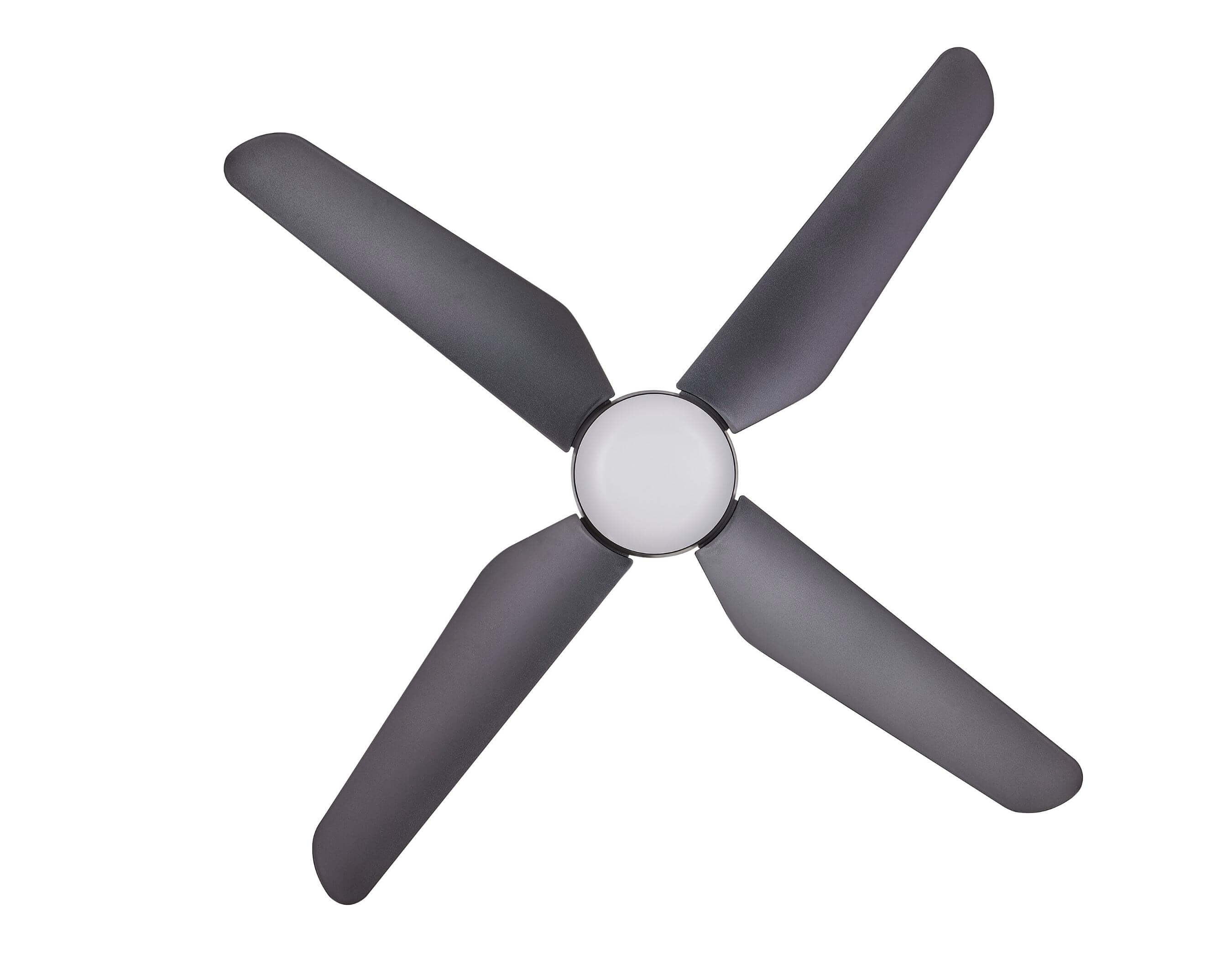 Ventilatore da soffitto con quattro pale grigie e una luce centrale bianca. Isolato.