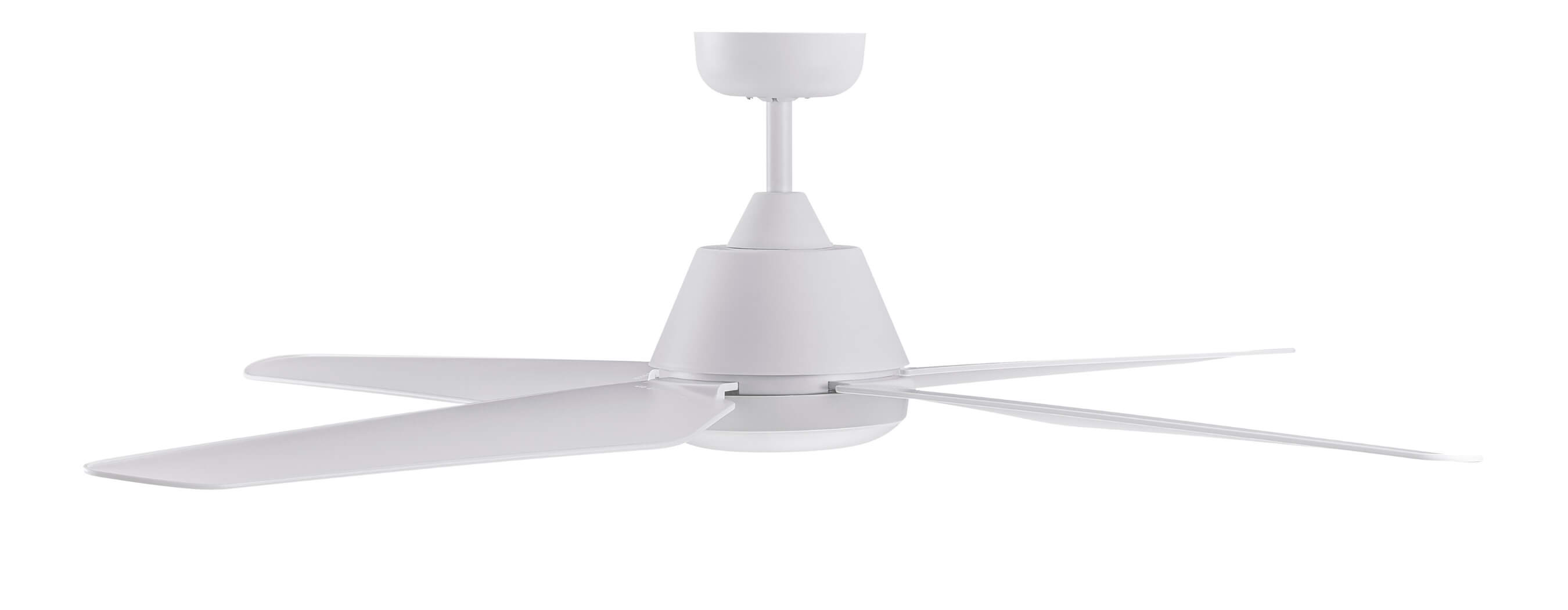 Ein weißer Deckenventilator mit vier Flügeln vor weißem Hintergrund.
