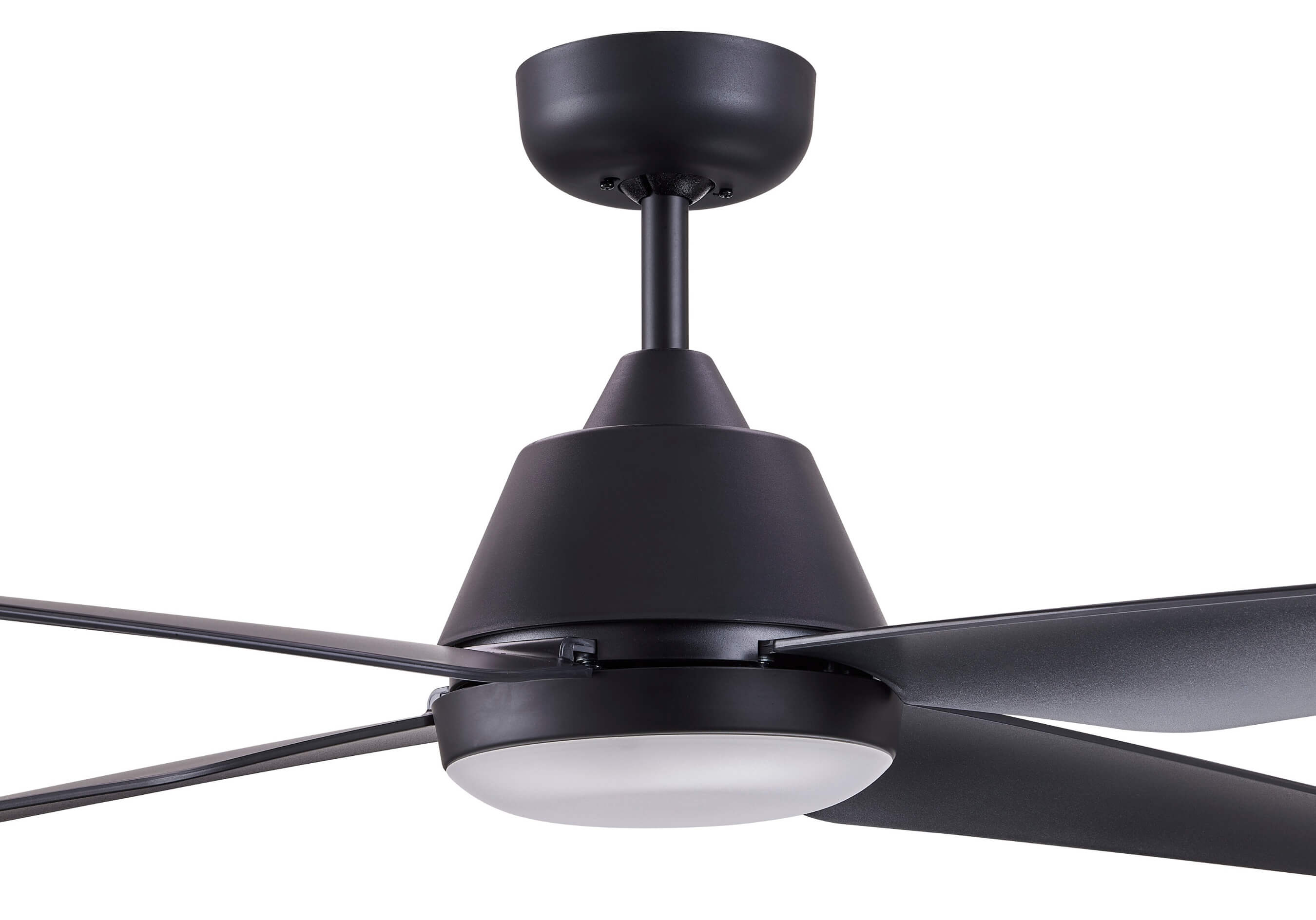 Ventilatore da soffitto nero, sfondo bianco, con pale e un apparecchio di illuminazione.