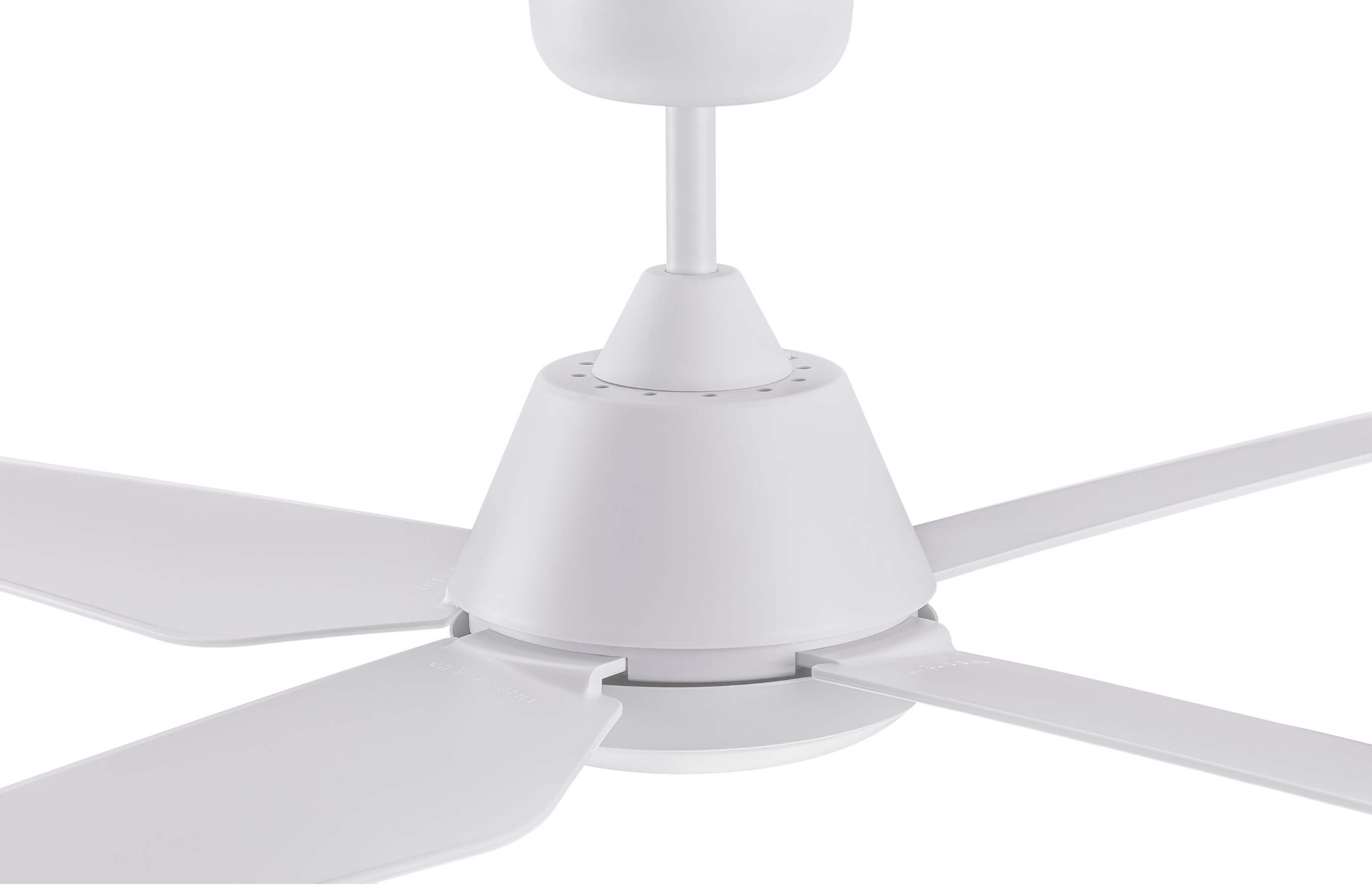 Weißer Deckenventilator. Vier Flügel. Weißer Hintergrund. Nahaufnahme.