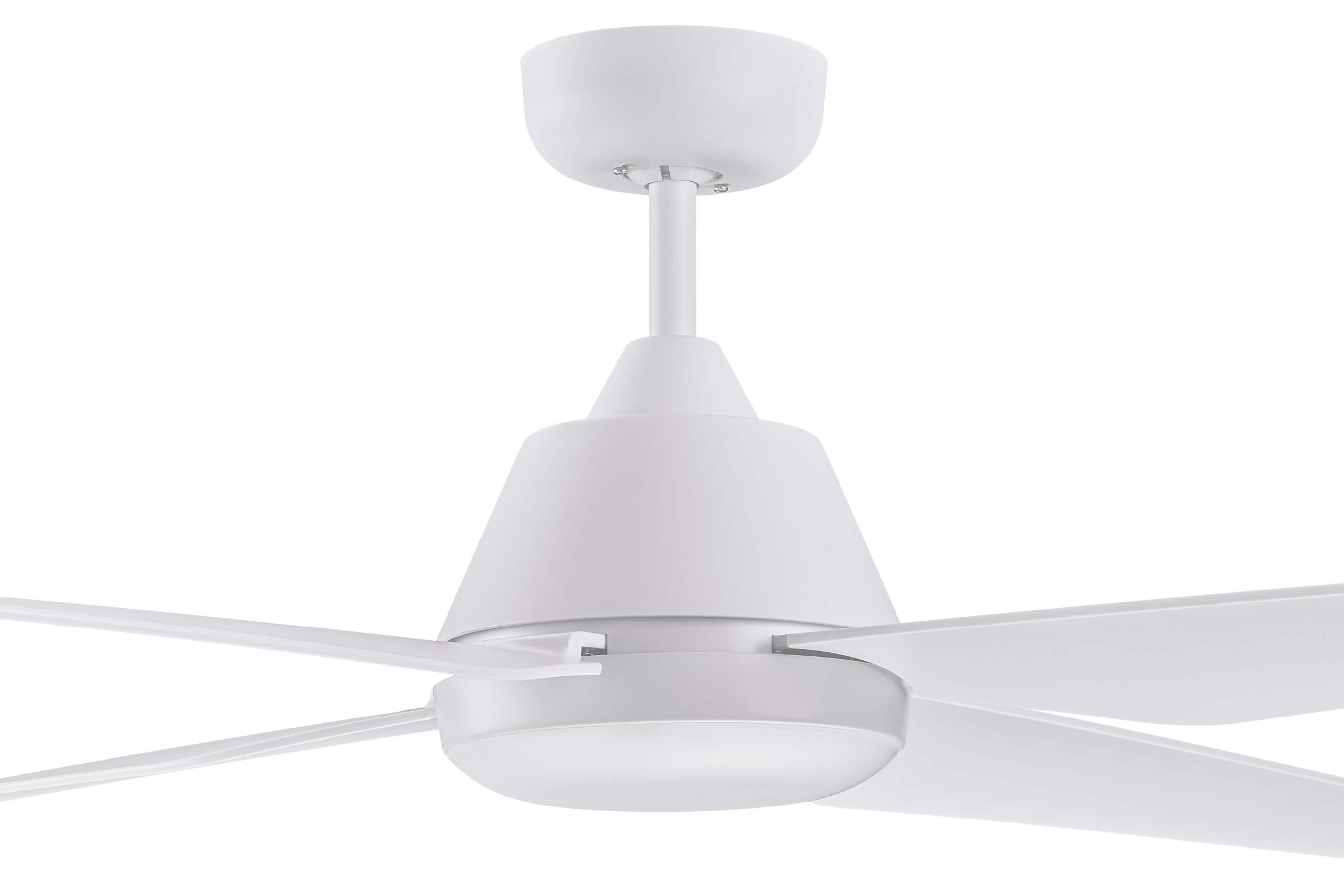 Ein weißer Deckenventilator mit vier Flügeln, weißem Motorgehäuse und weißer Mittelstange.