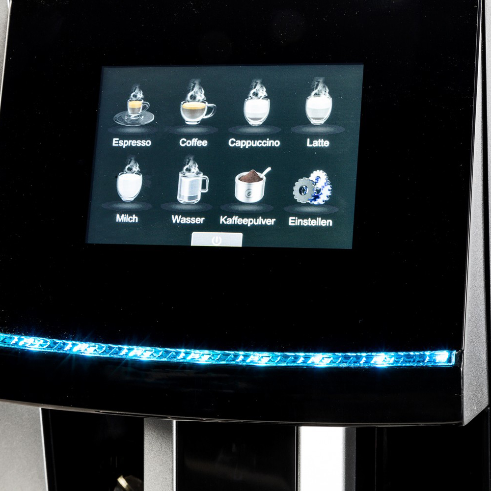 Nahaufnahme des Touchscreens einer Kaffeemaschine mit Kaffeeoptionen. Blaues Licht unten.