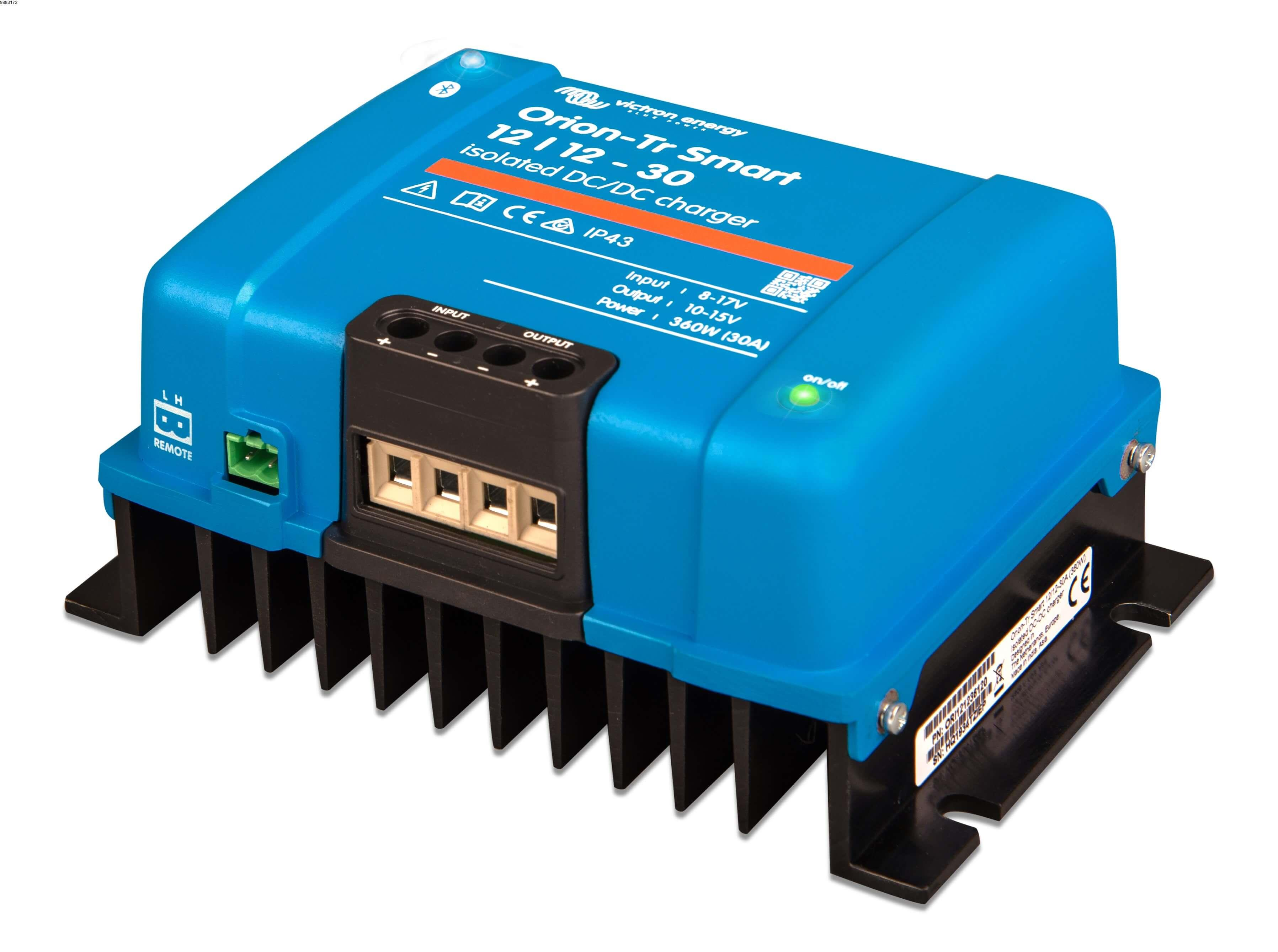 Blauer Victron Energy Orion-Tr Smart isolierter DC/DC-Ladegerät. Es hat Eingangs-/Ausgangsklemmen und eine LED.