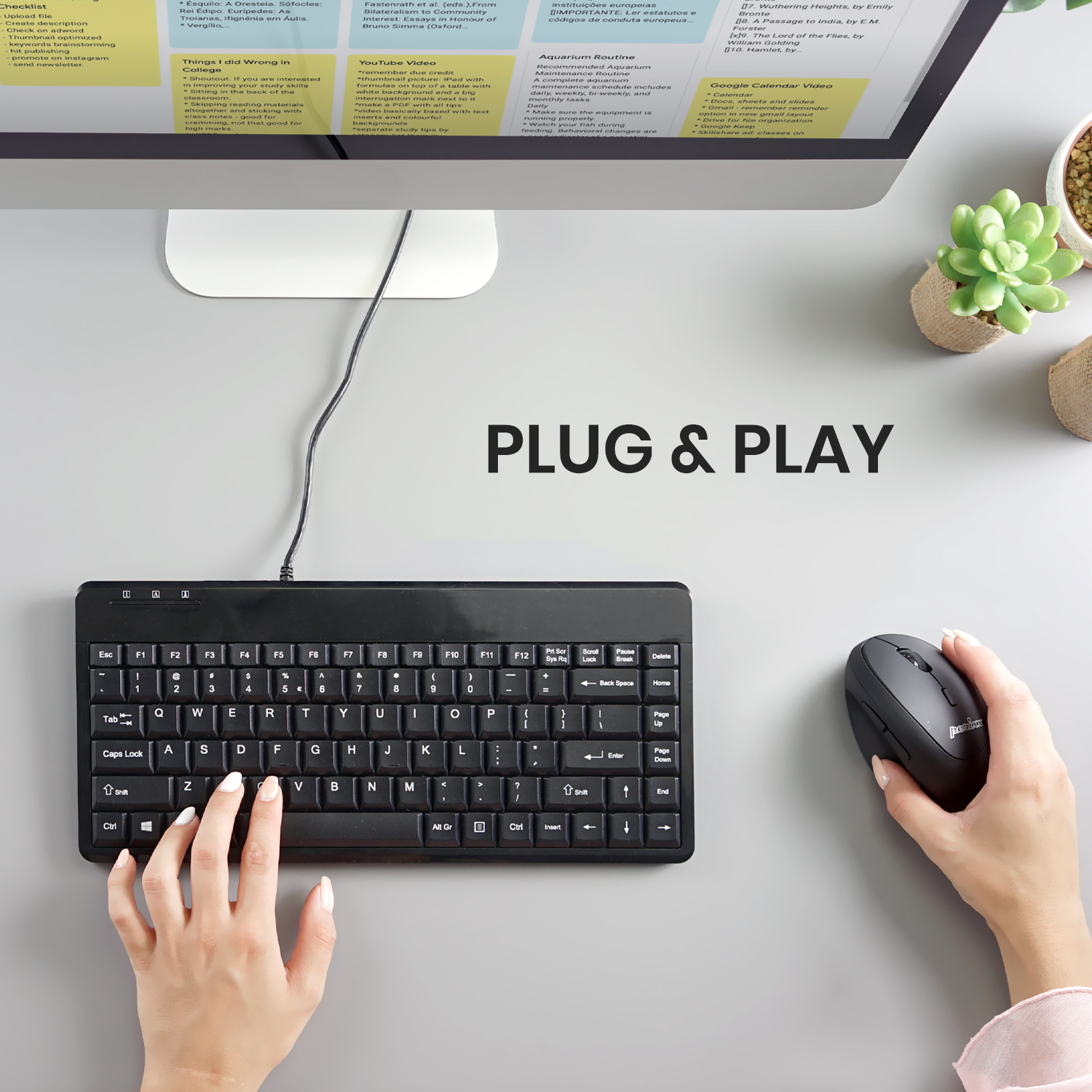 Hände an Tastatur und Maus mit einem Computerbildschirm im Hintergrund.