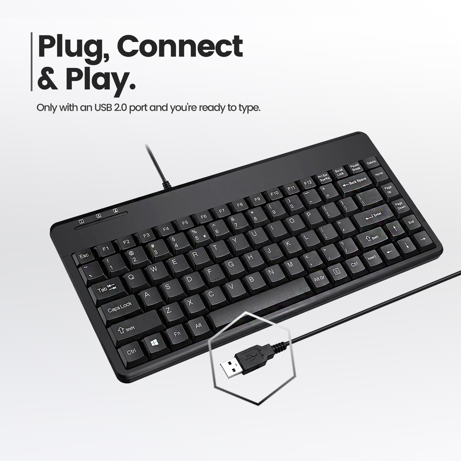 Schwarze Tastatur mit weißen Tasten, USB-Kabel und Stecker vor hellem Hintergrund.