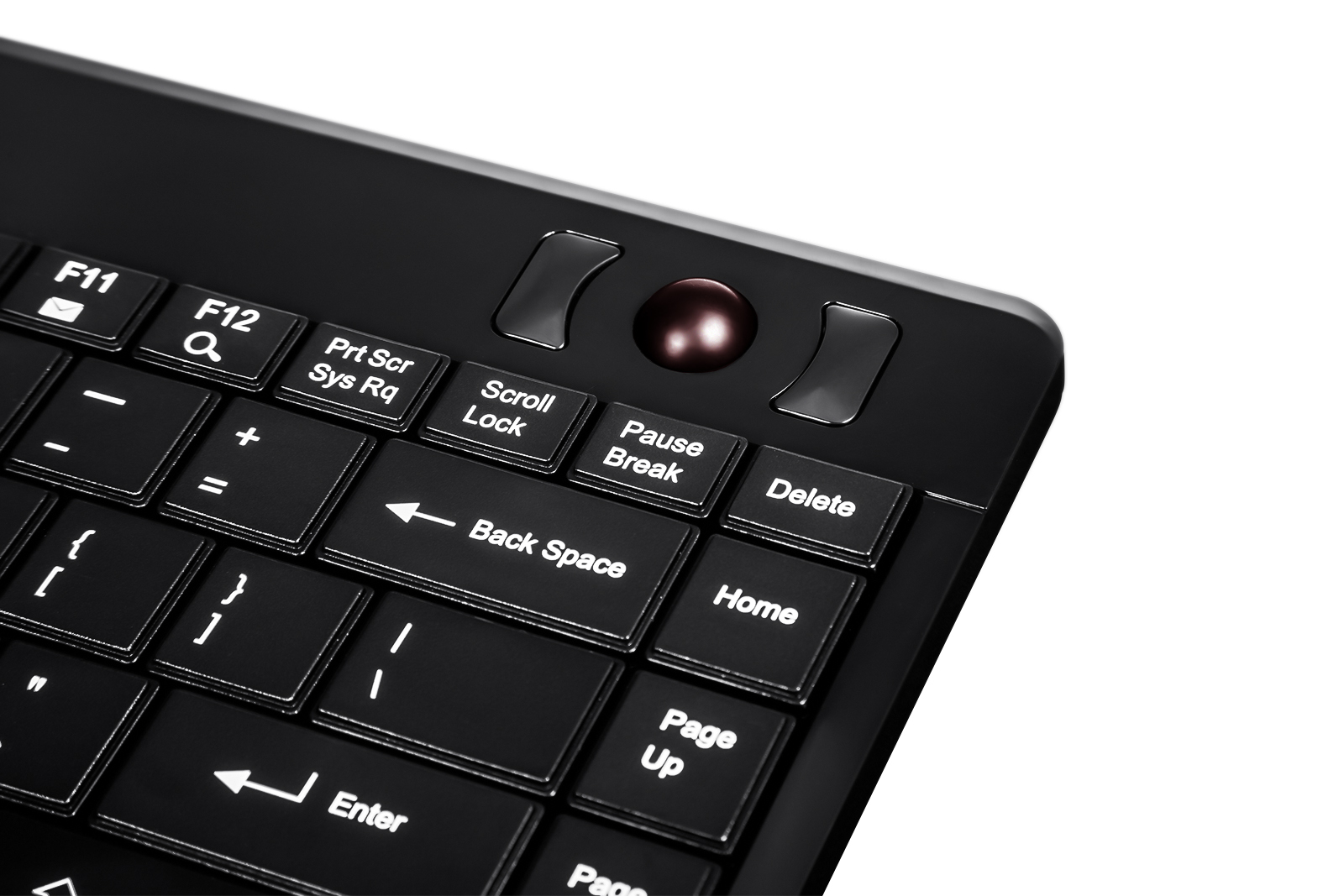 Nahaufnahme einer schwarzen Tastatur mit Trackball und Tasten. Weißer Hintergrund.