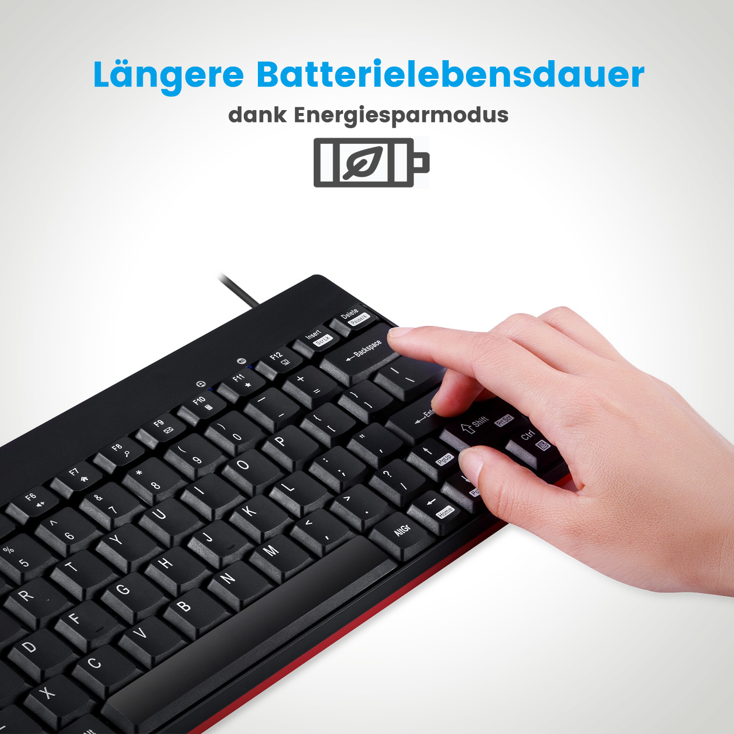 Eine Hand drückt die Rücktaste auf einer schwarzen Tastatur mit roten Akzenten.